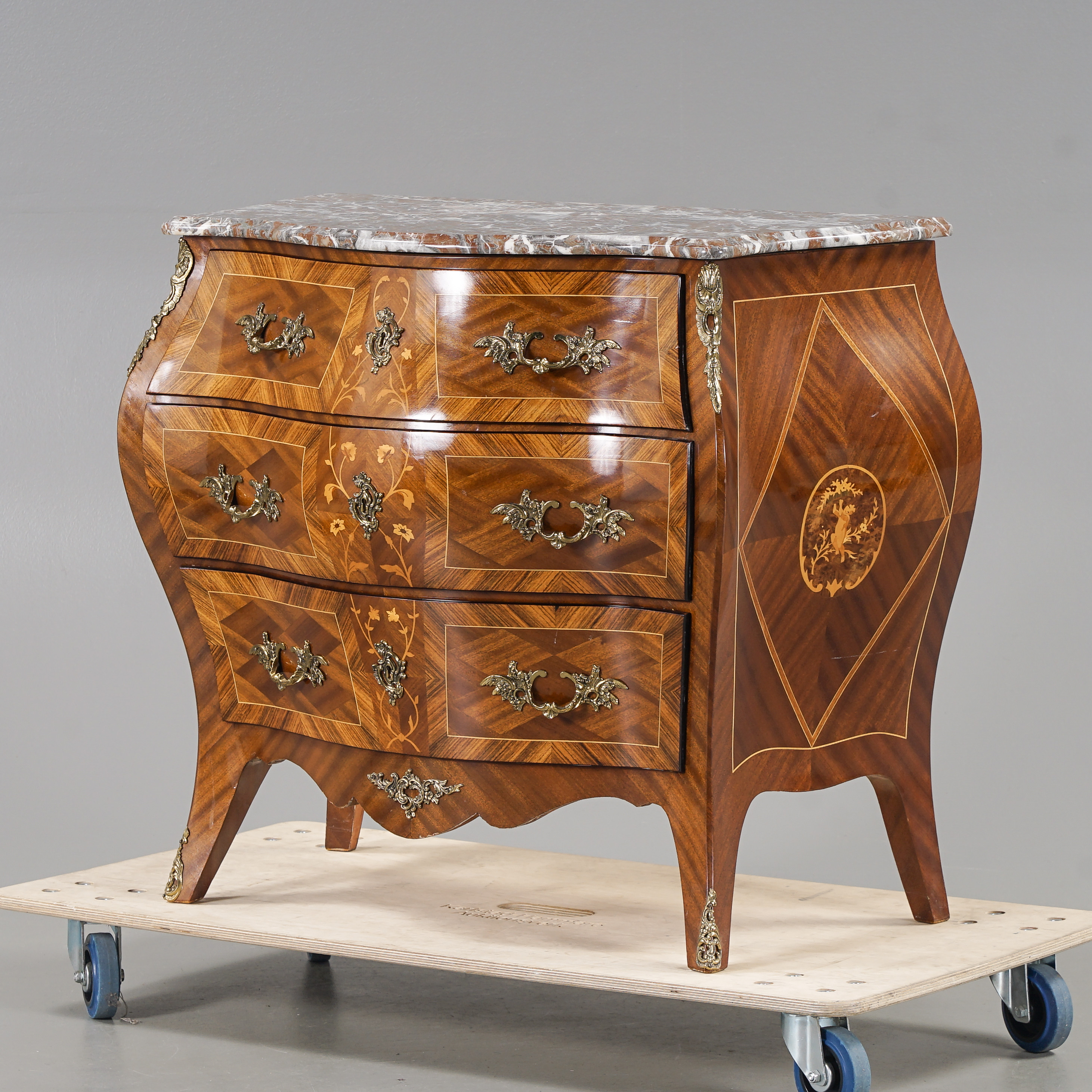 BYRÅ Rokokostil, Mahogny, stenskiva, 1900-talets andra hälft.