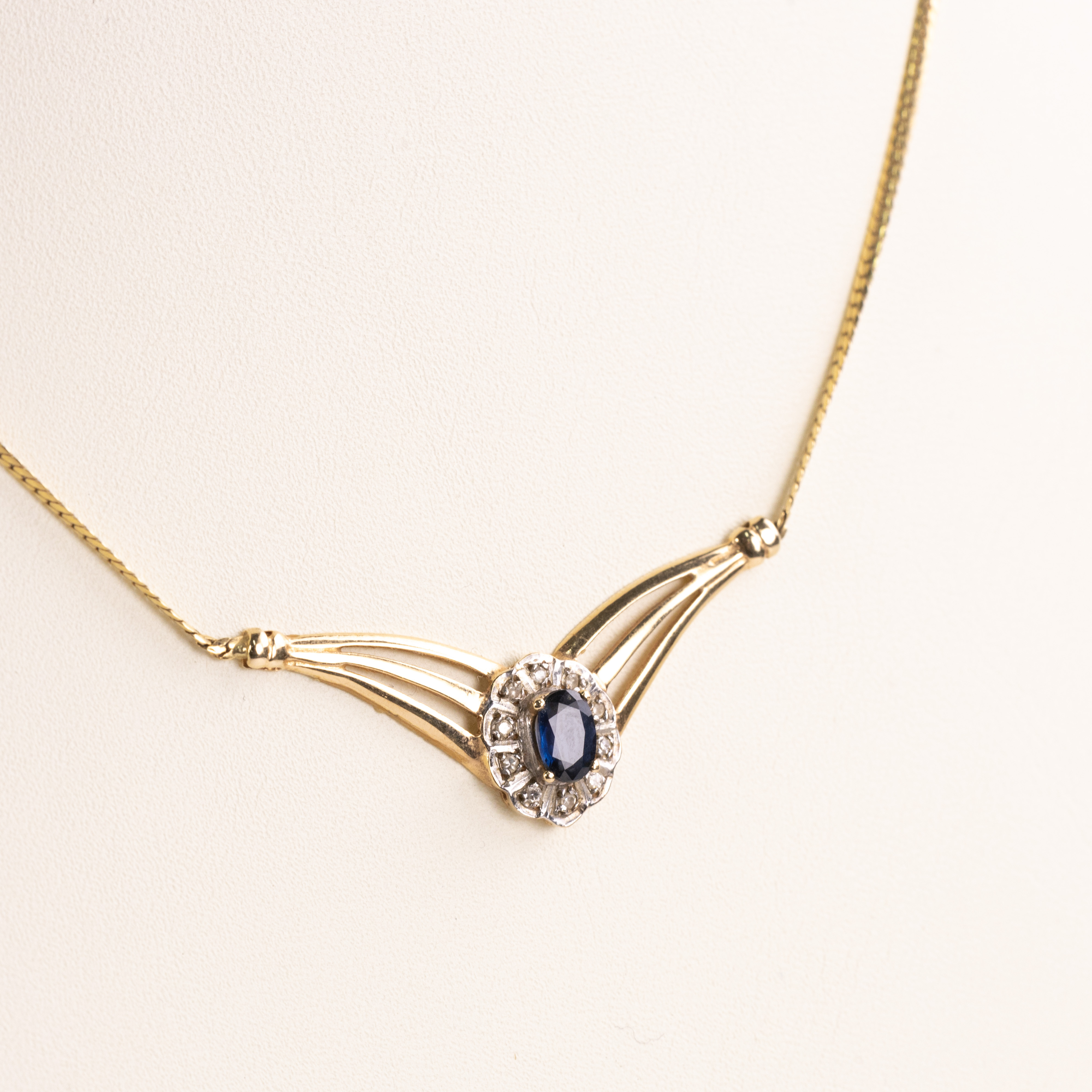 HALSBAND MED HÄNGE. 14k guld.