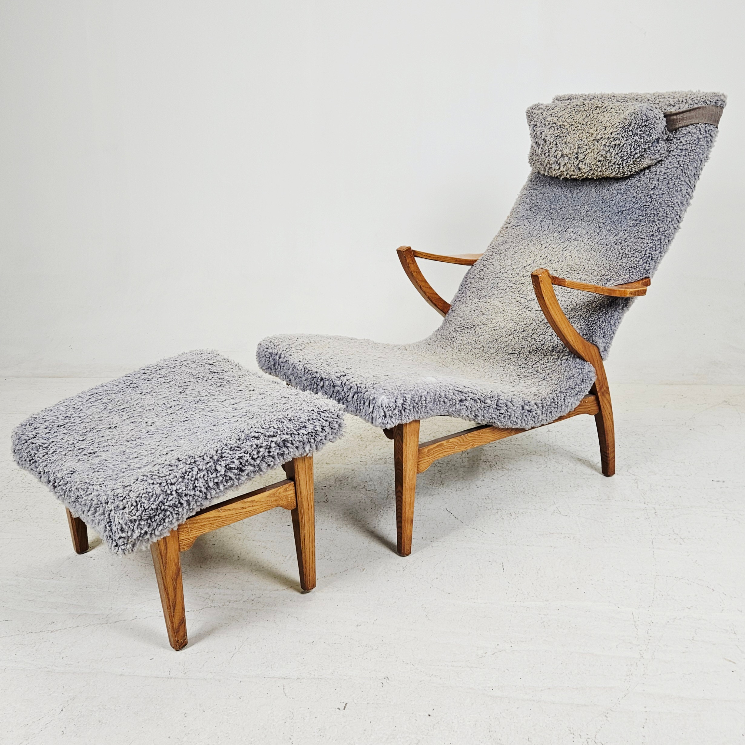 VILFÅTÖLJ MED FOTPALL, Swedish modern, 1900-talets mitt.