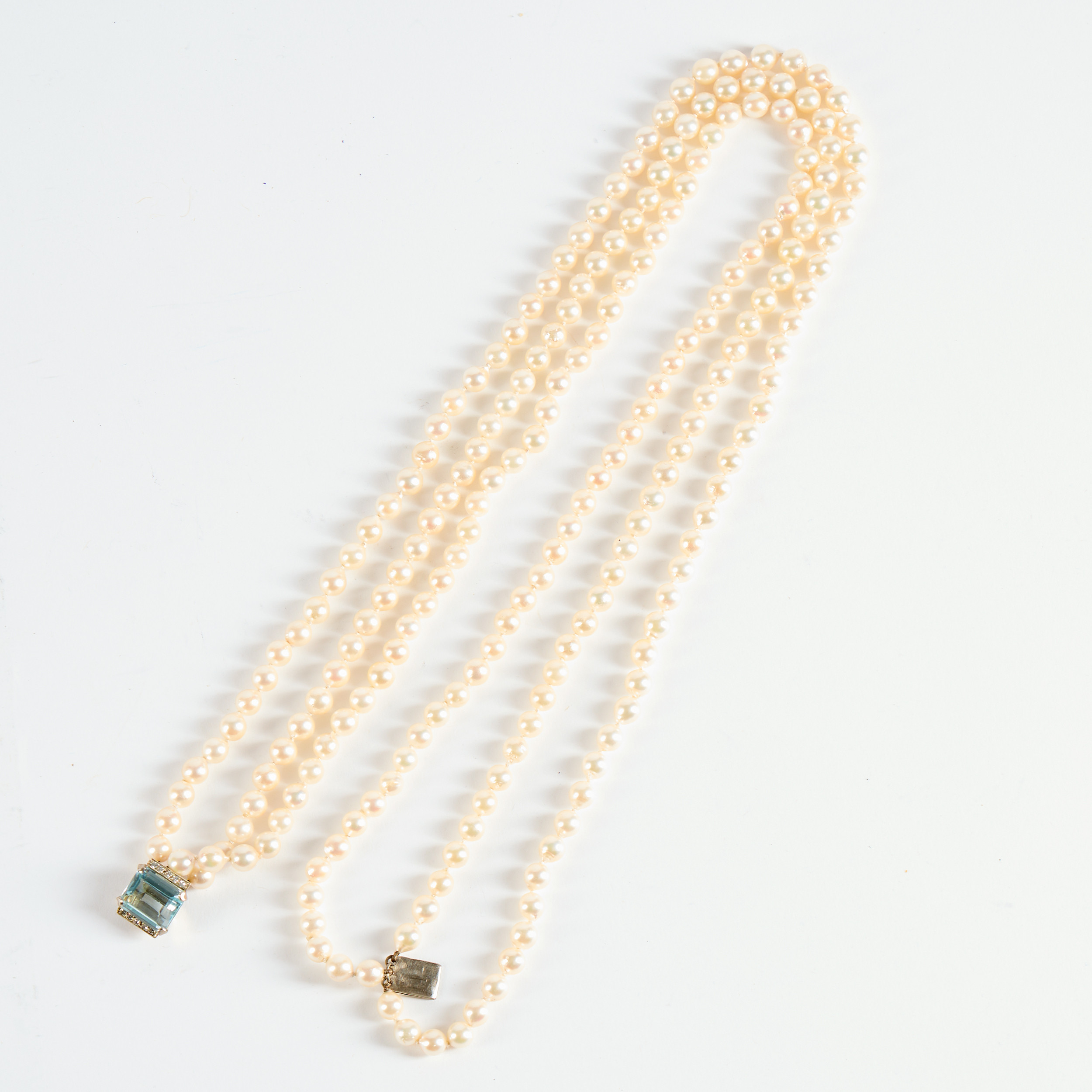 PÄRLCOLLIER. Treradigt med lås i guld 18K med akvamarin och diamanter.