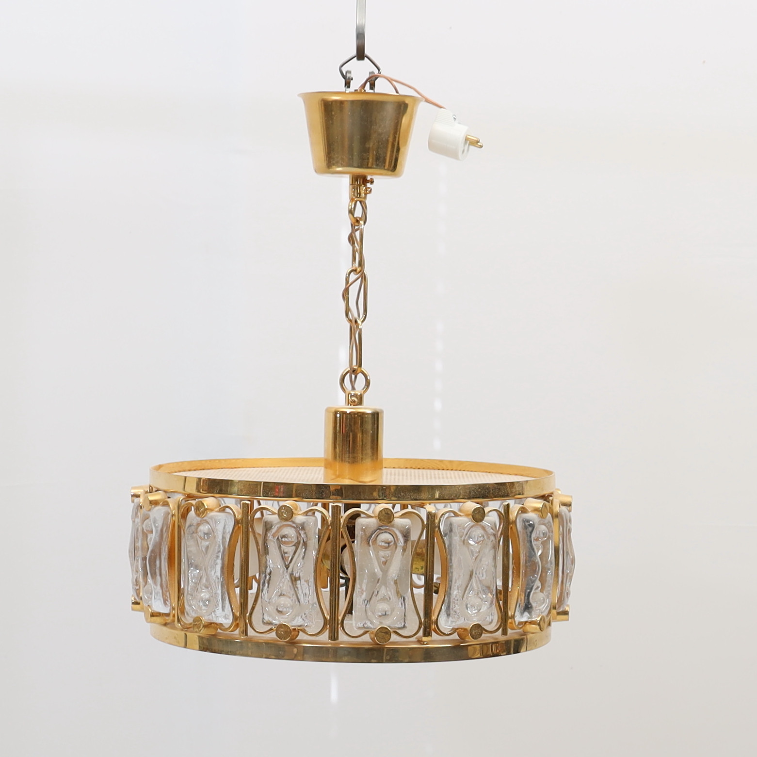 TAKLAMPA, 1900-talets andra hälft, förgylld metall, gjutet glas, 5 ljuspunkter.