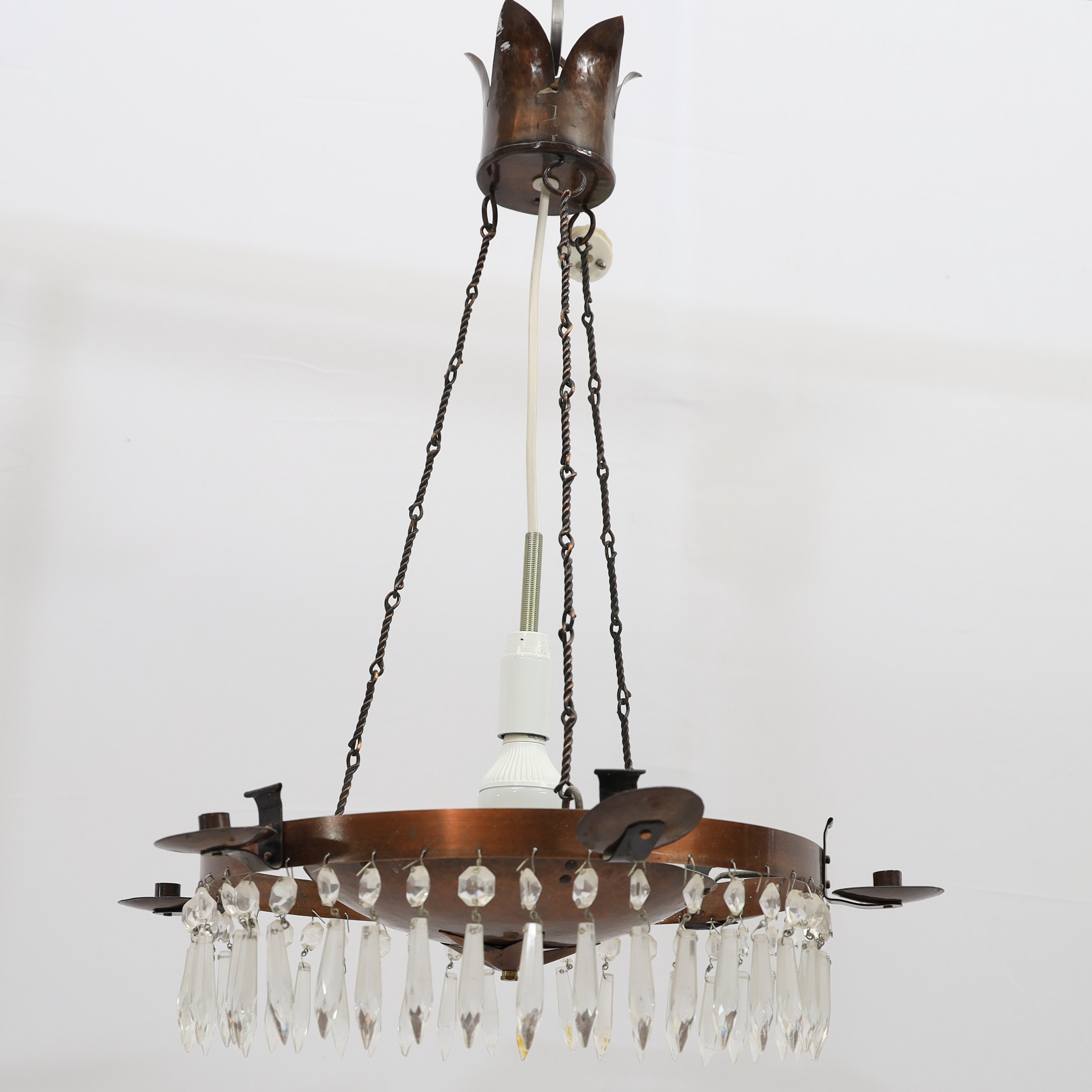 TAKLAMPA, så kallad bergsmanskrona, 1900-talets andra häft, koppar, behängd med prismor.