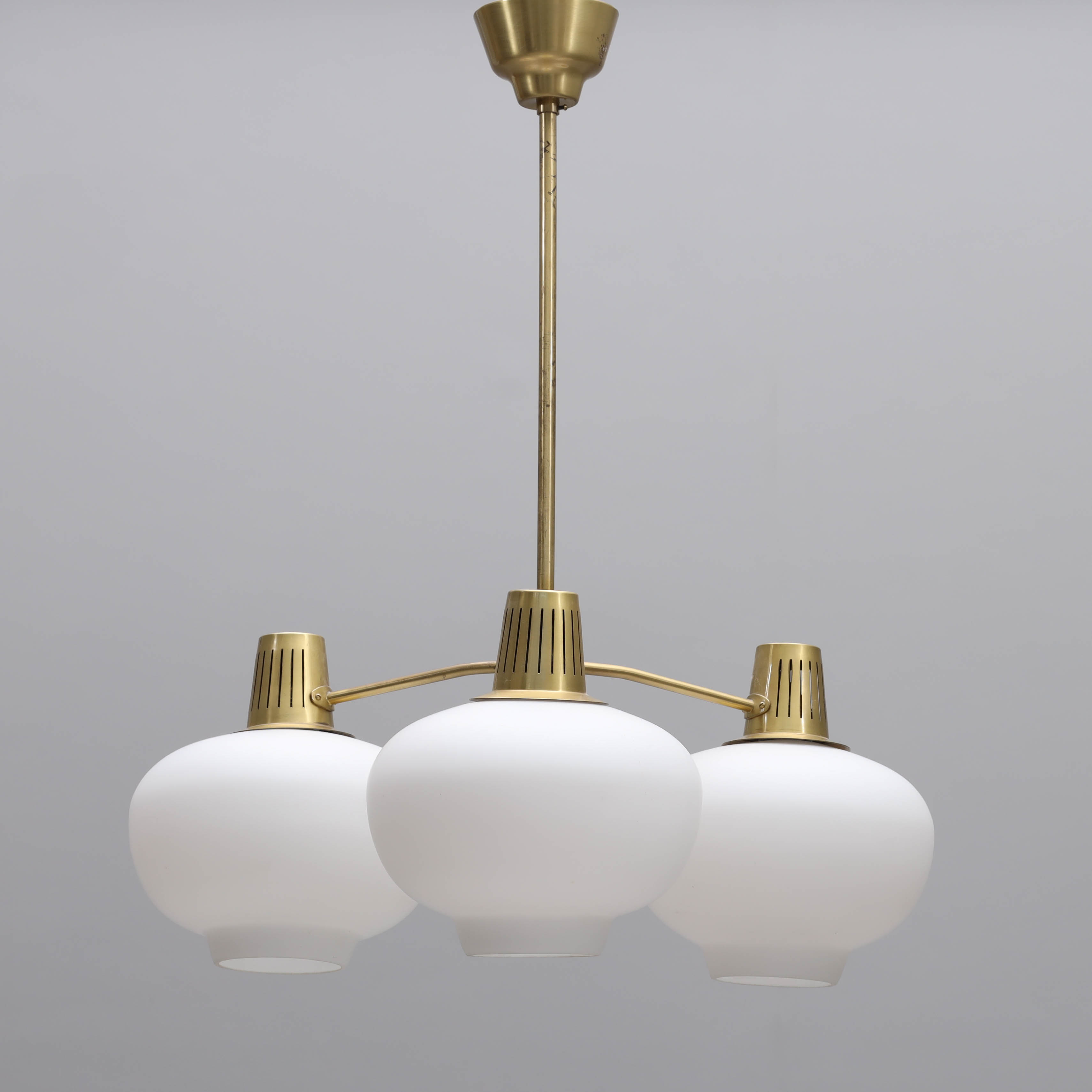 TAKLAMPA, 3 ljusarmar, mässing, opalglas, 1960/70-tal.