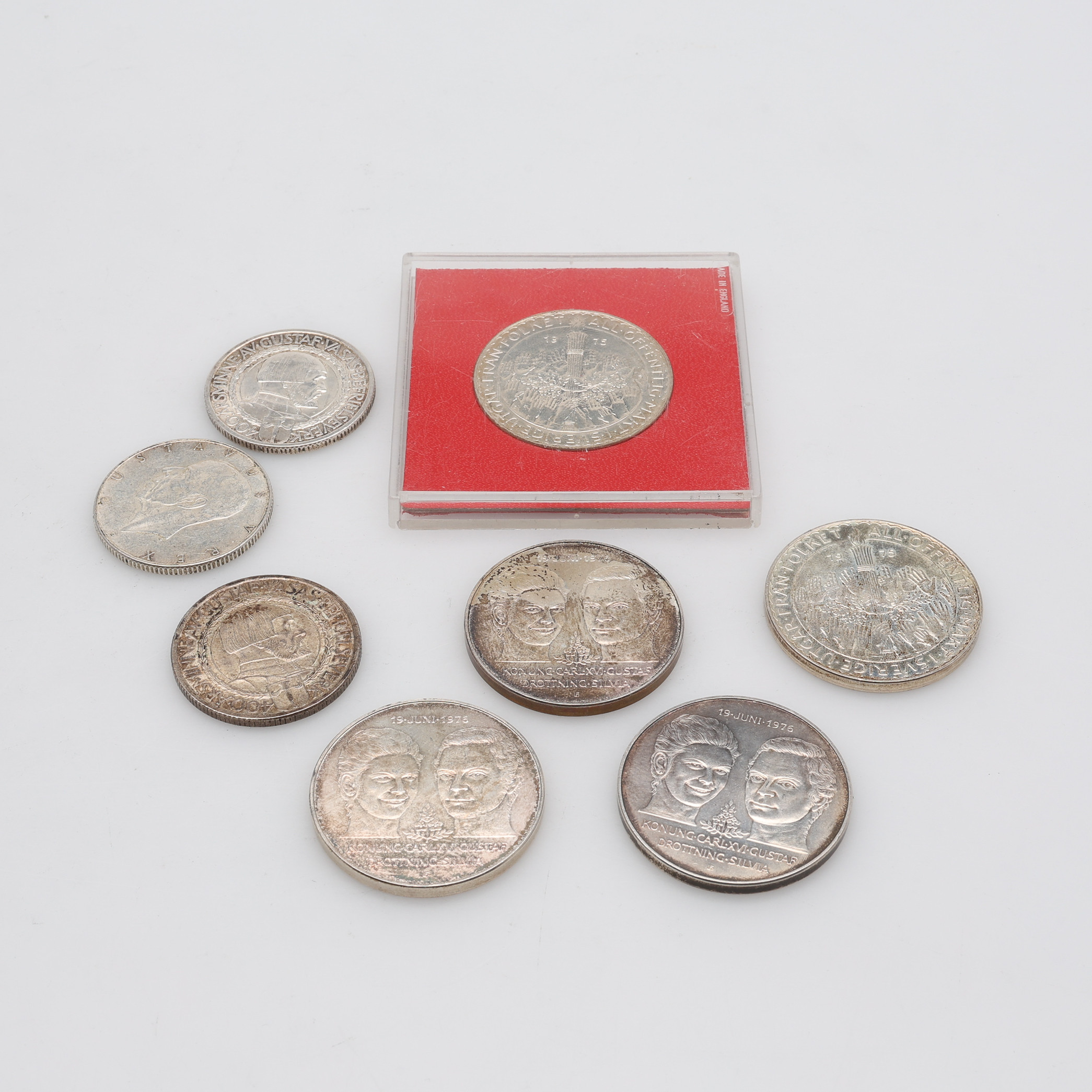 MYNT, 50-KRONOR SAMT 2-KRONOR, STERLINGSILVER SAMT 80% SILVERHALT, TOTAL VIKT CA 180 GRAM.