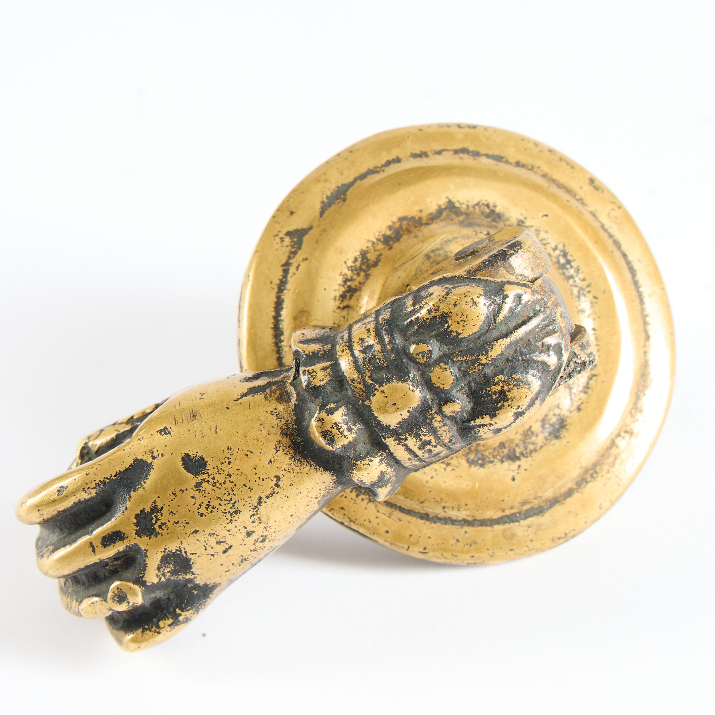 DÖRRKLÄPP. Mässing, hand hållandes klot, 1800-tal.