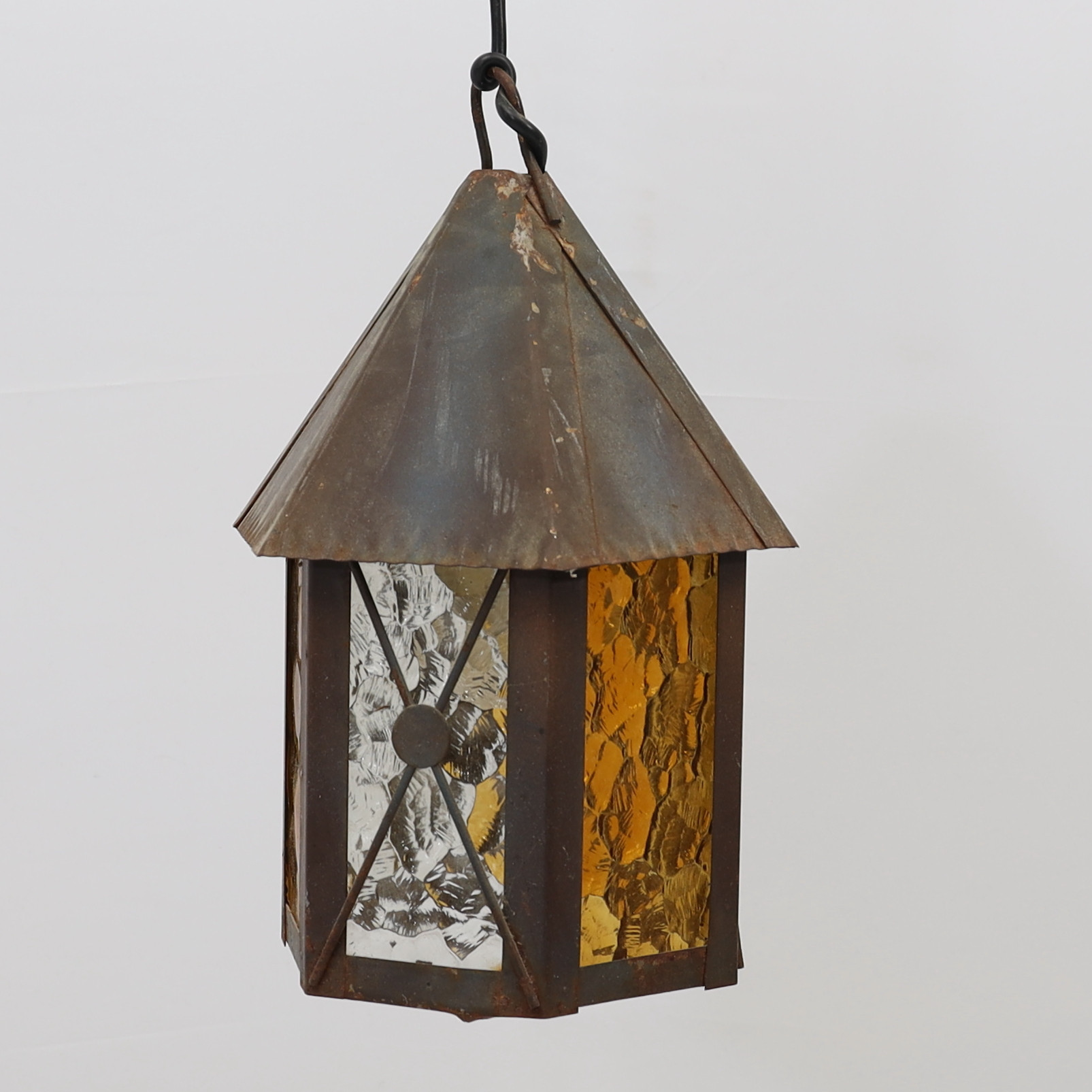 TAKLYKTA, 1900-talets andra hälft, med färgat glas, kopparfärgad metall.