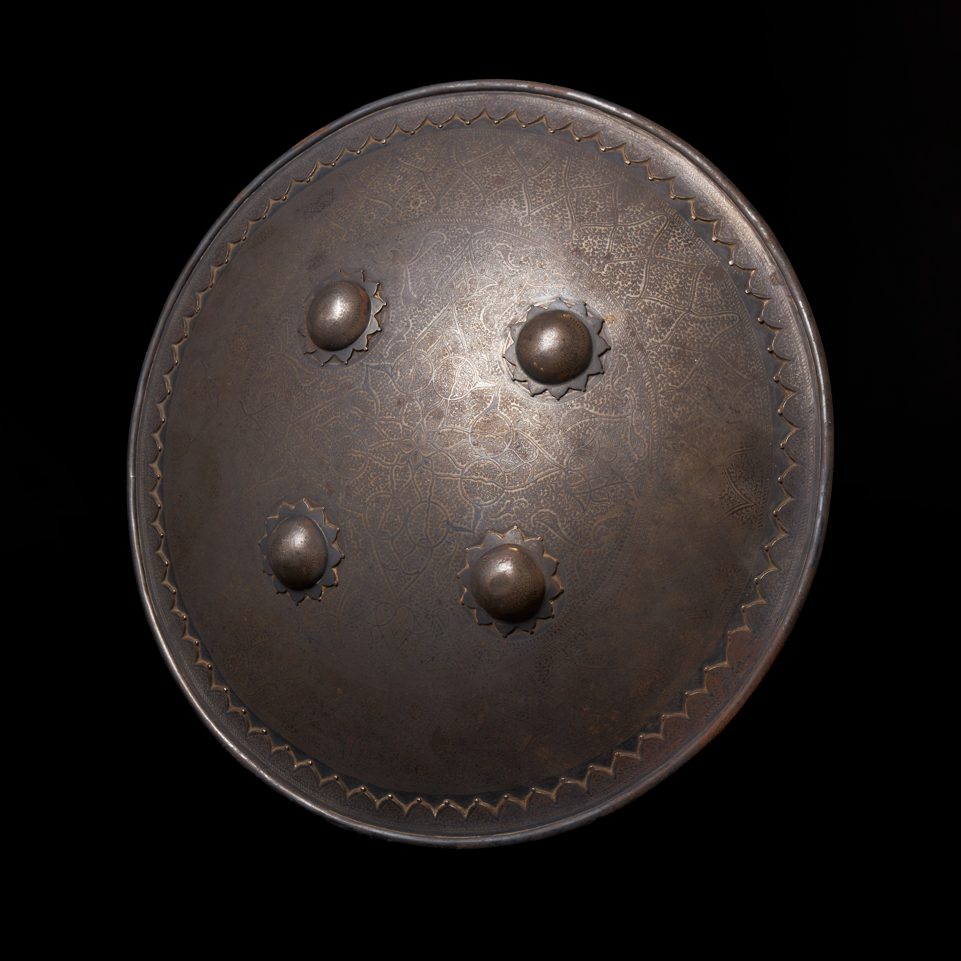 SKÖLD, av Dahltyp, indopersiskt kulturområde, 1800-tal, stål, med floral stiliserad dekor, baksidan fodrad med tyg.