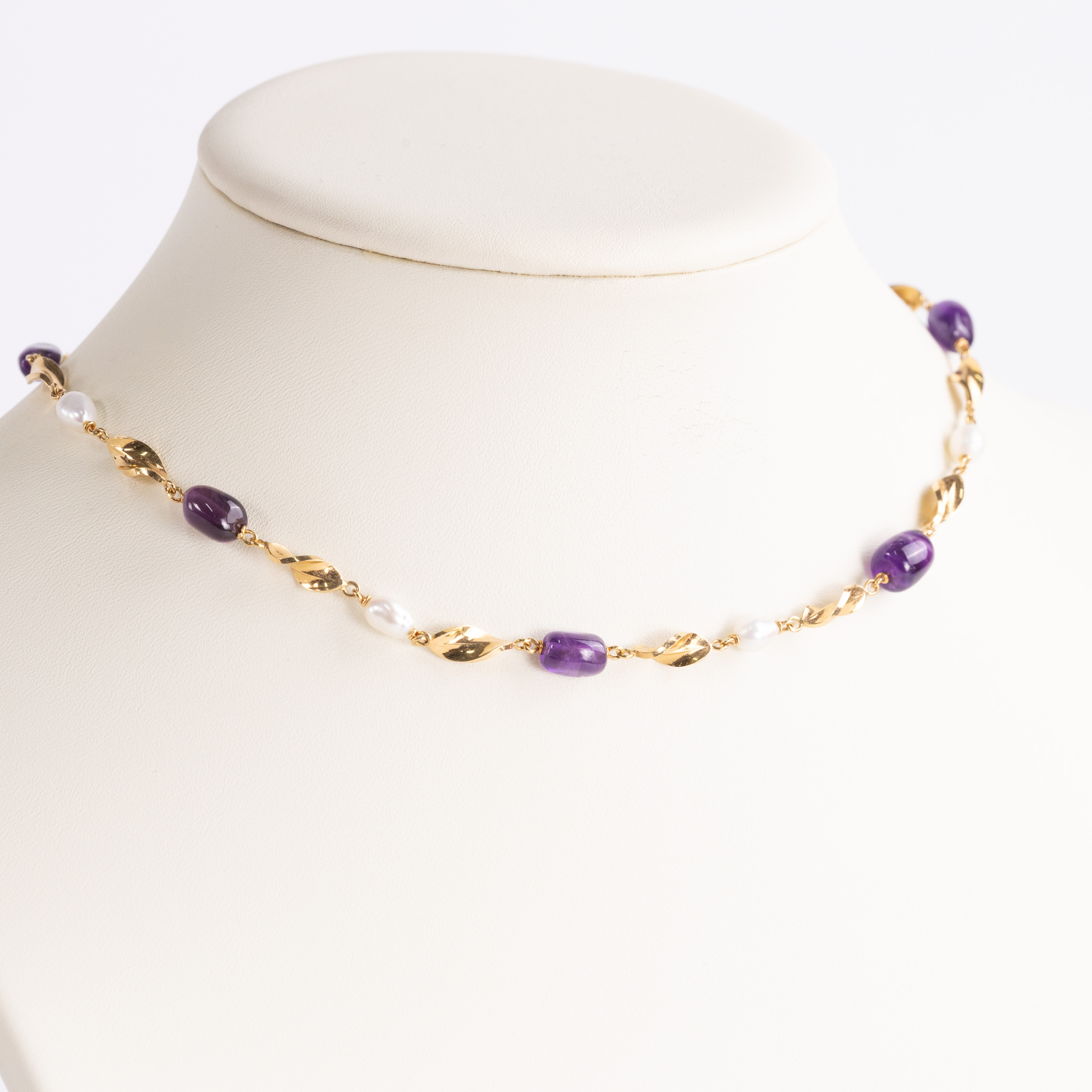 COLLIER. 18k guld, pärlor, lila stenar.