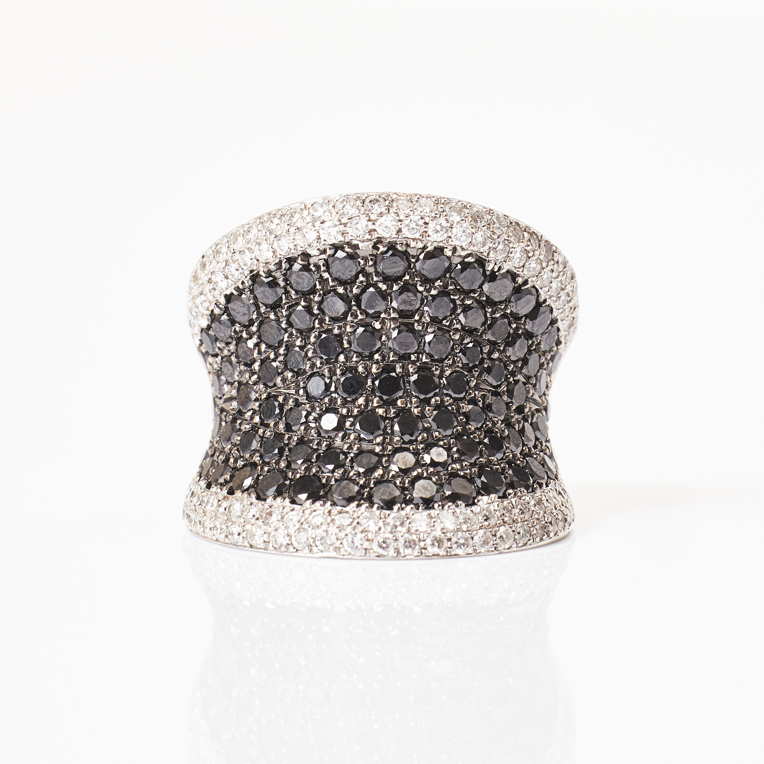RING, 18 k vitguld, dekor med fasettslipade svarta diamanter totalt ca 1,50 ct samt färglösa briljanter totalt ca 1,00 ct, stämplad 750.