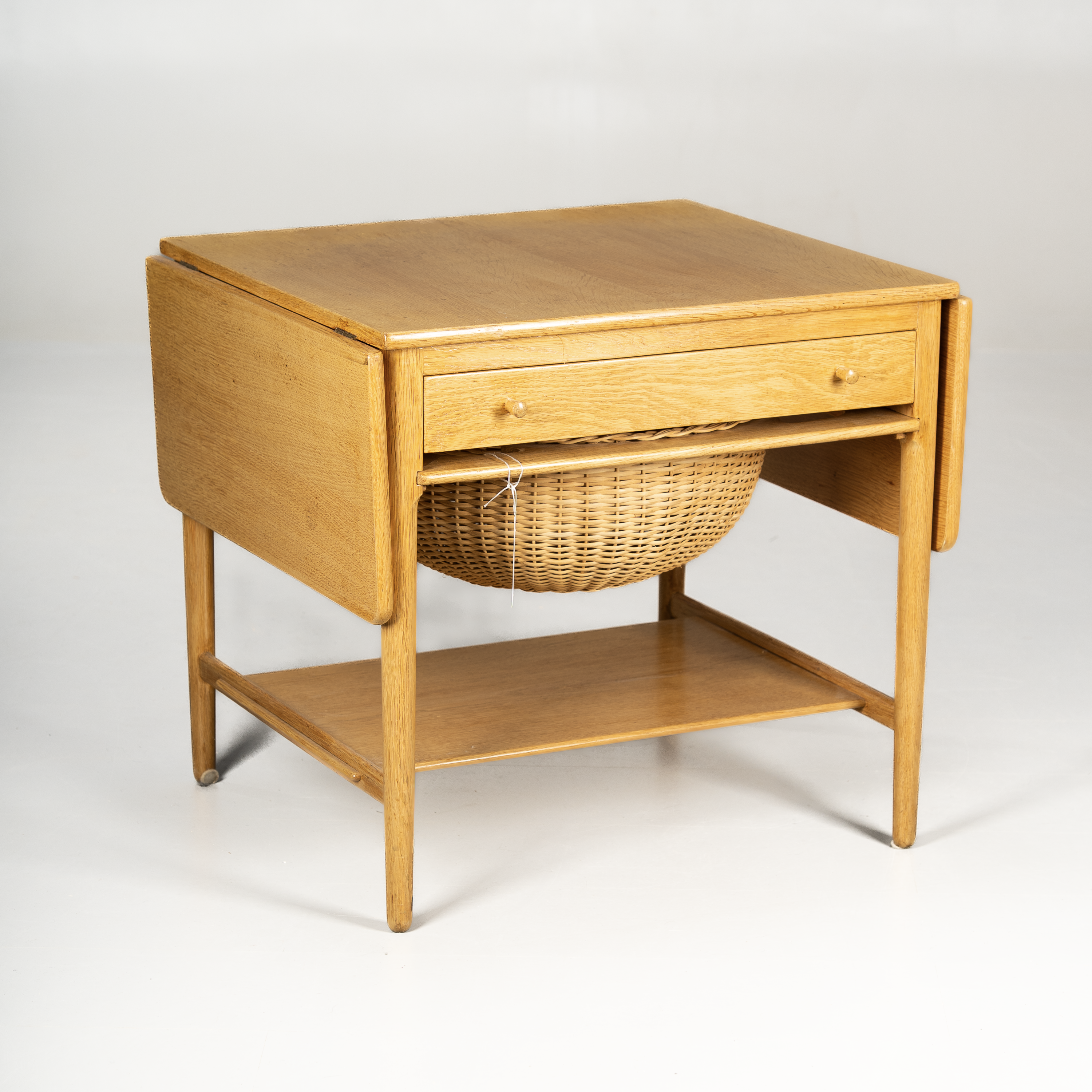 HANS J WEGNER. Sybord, AT-33, Ek, För Andreas Tuck, 1950/ 60-tal, Danmark.