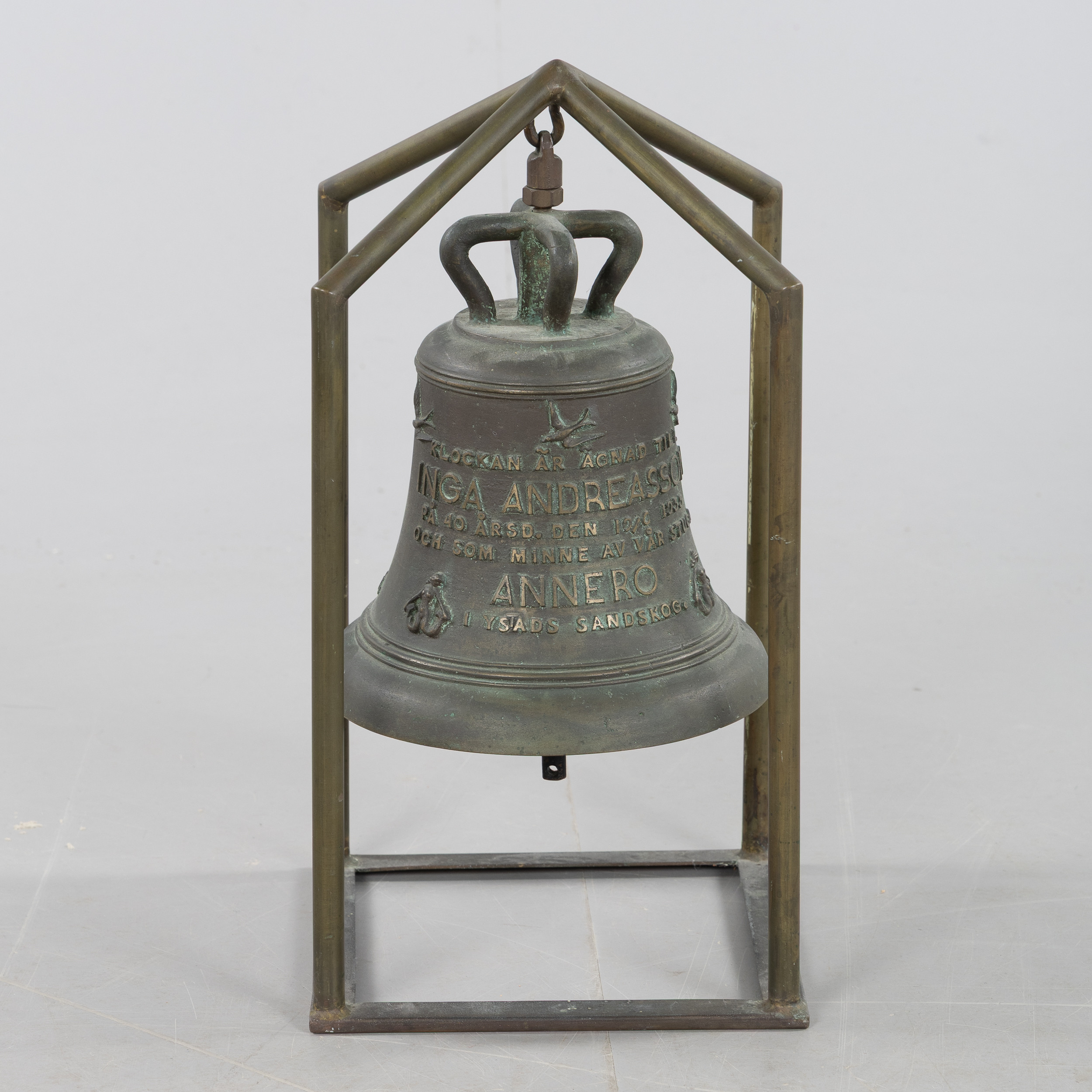 VÄLLINGKLOCKA, gjuten brons, på ställning av patinerad metall, 1955.