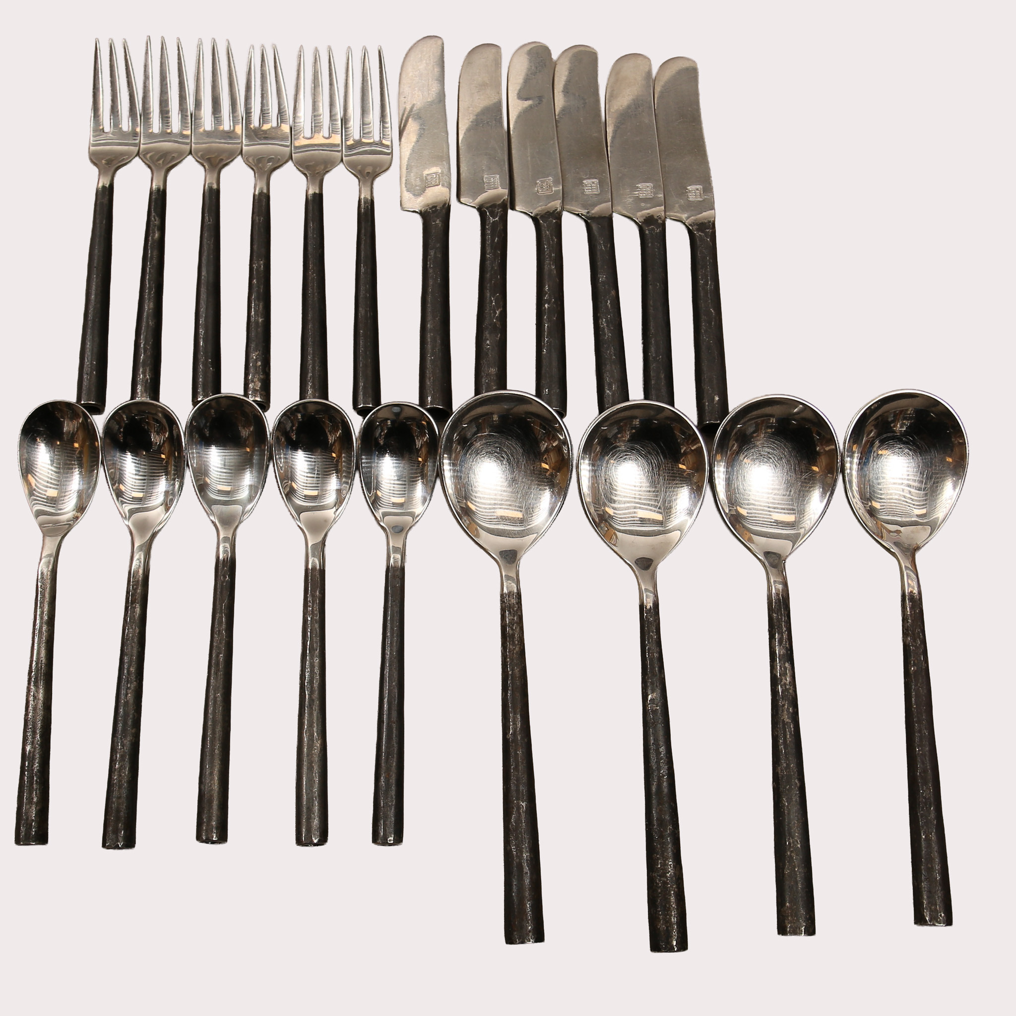 SERVISBESTICK, 21 st., handsmitt stål, Rangthong design av Jaivid Rangthong, Thailand, formgivna på 1970-talet.