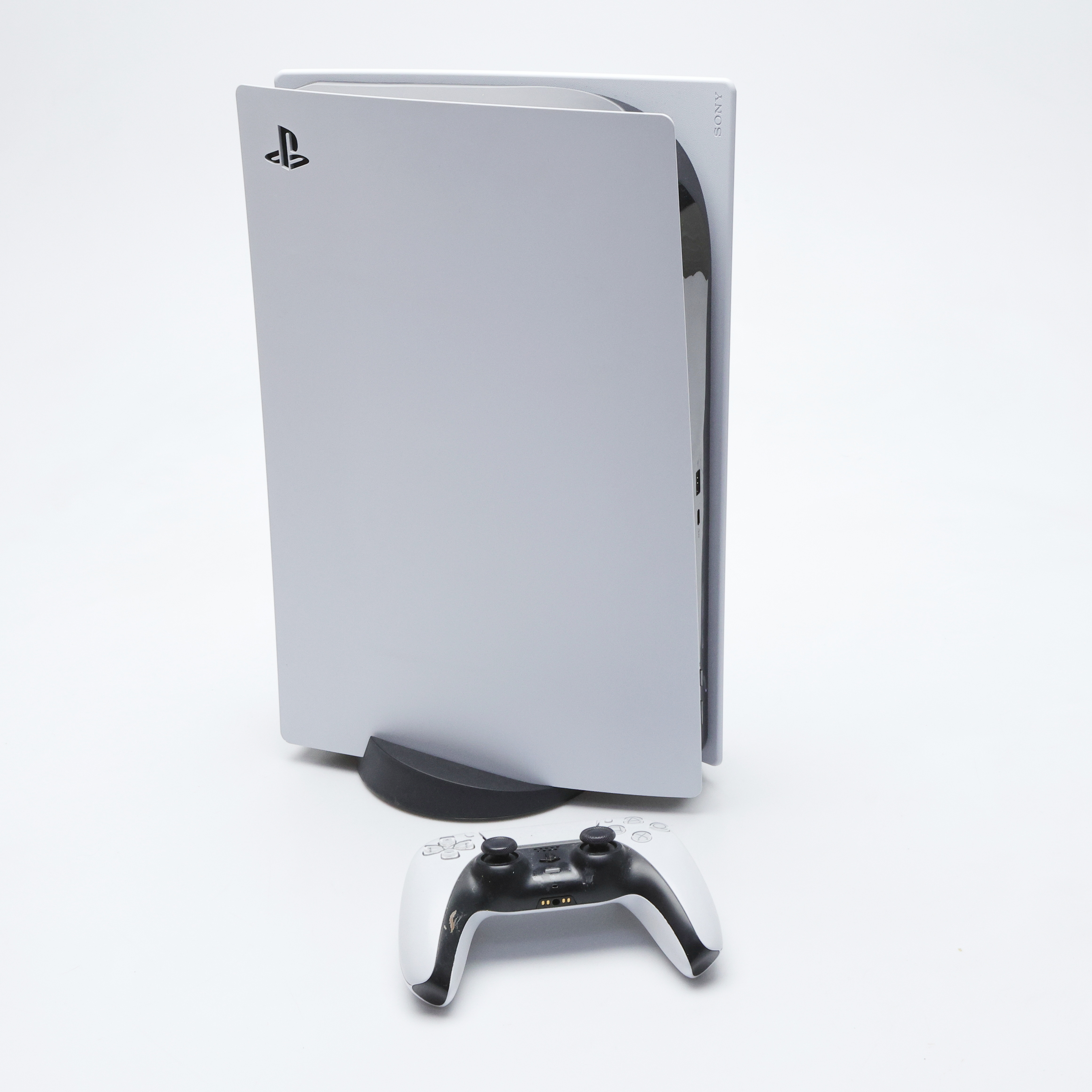 PLAYSTATION 5, med handkontroll.