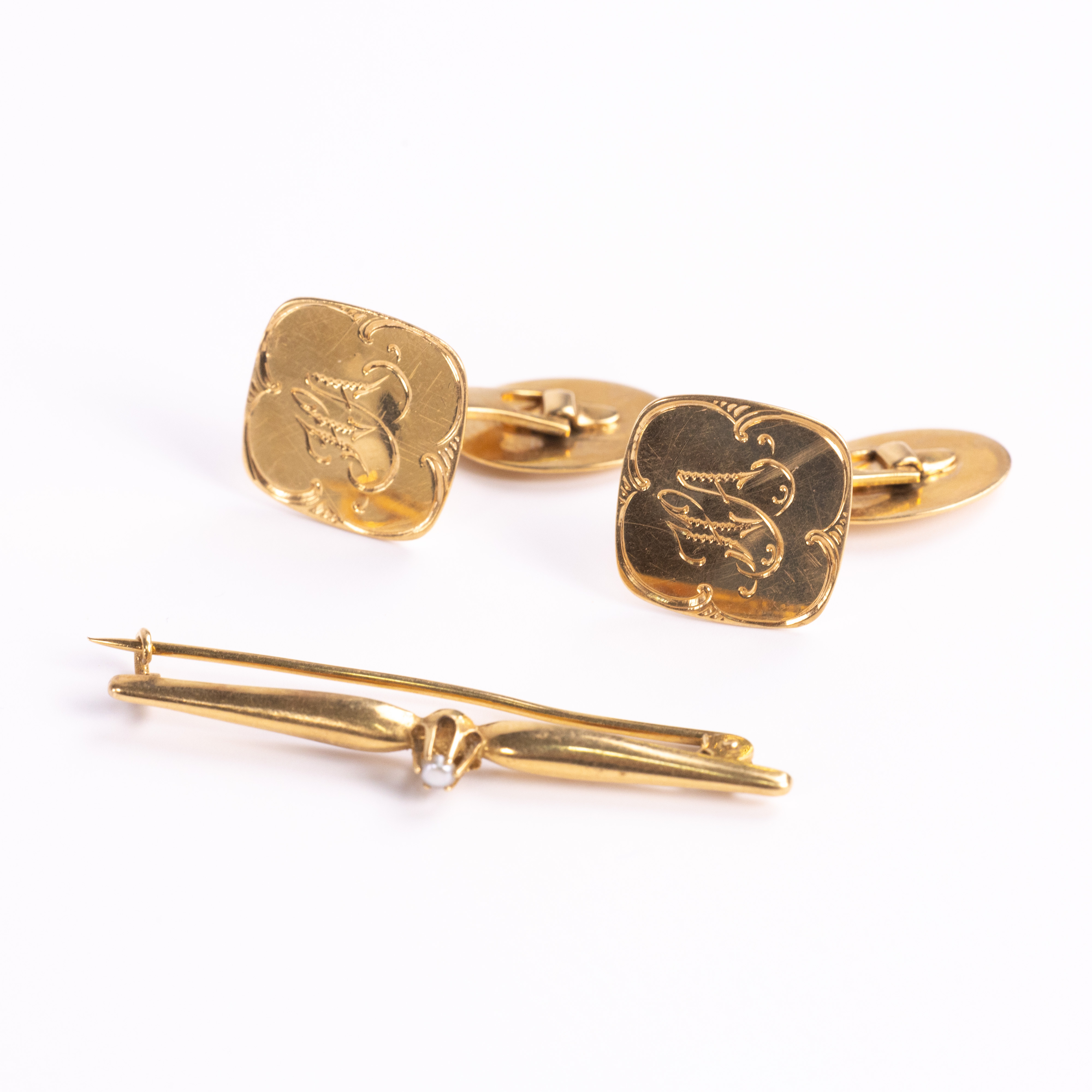 MANSCHETTKNAPPAR, SLIPSNÅL. 18k guld.