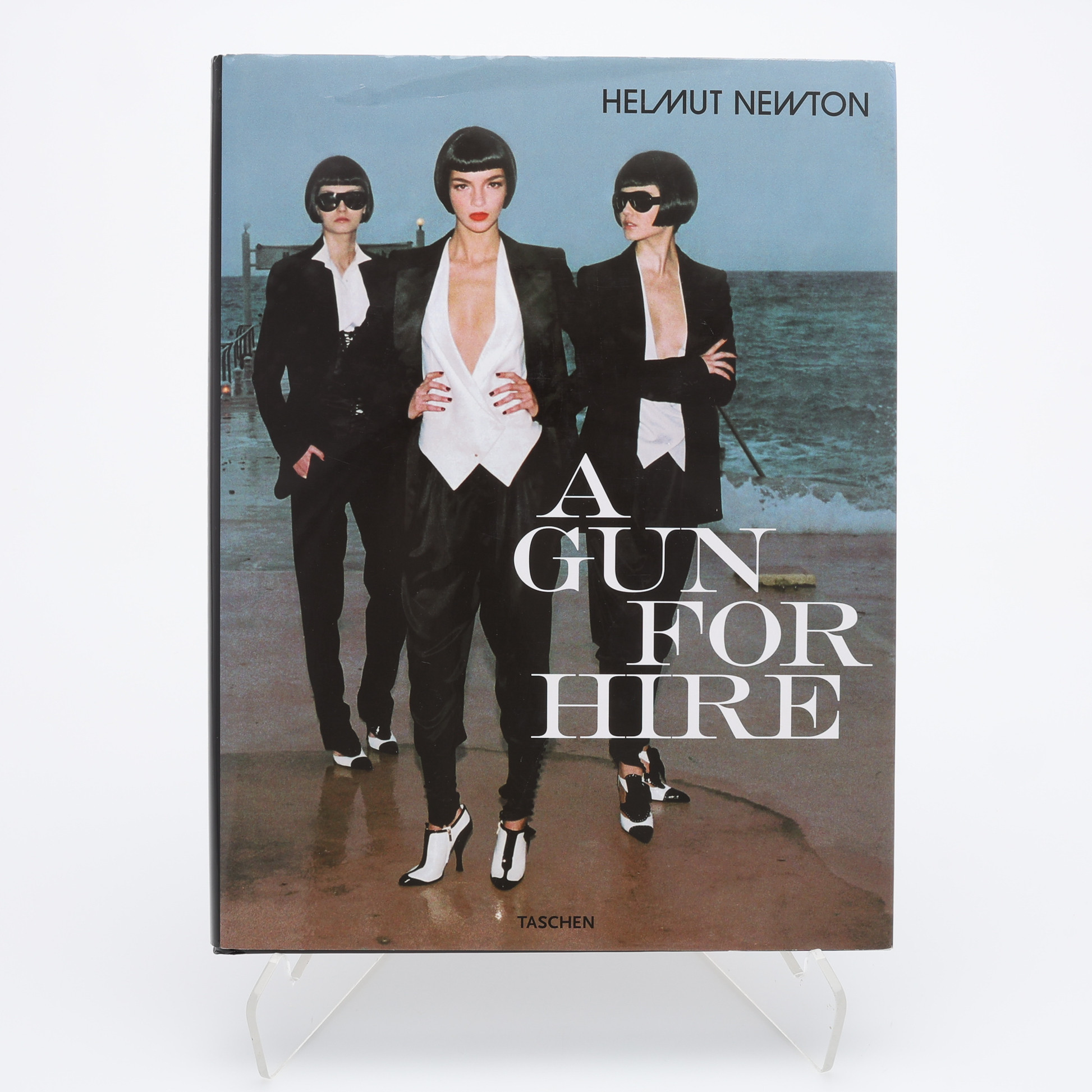 FOTO. DEN TYSK-AUSTRALIENSKE FOTOGRAFEN HELMUT NEWTONS "A GUN FOR HIRE", 2004.