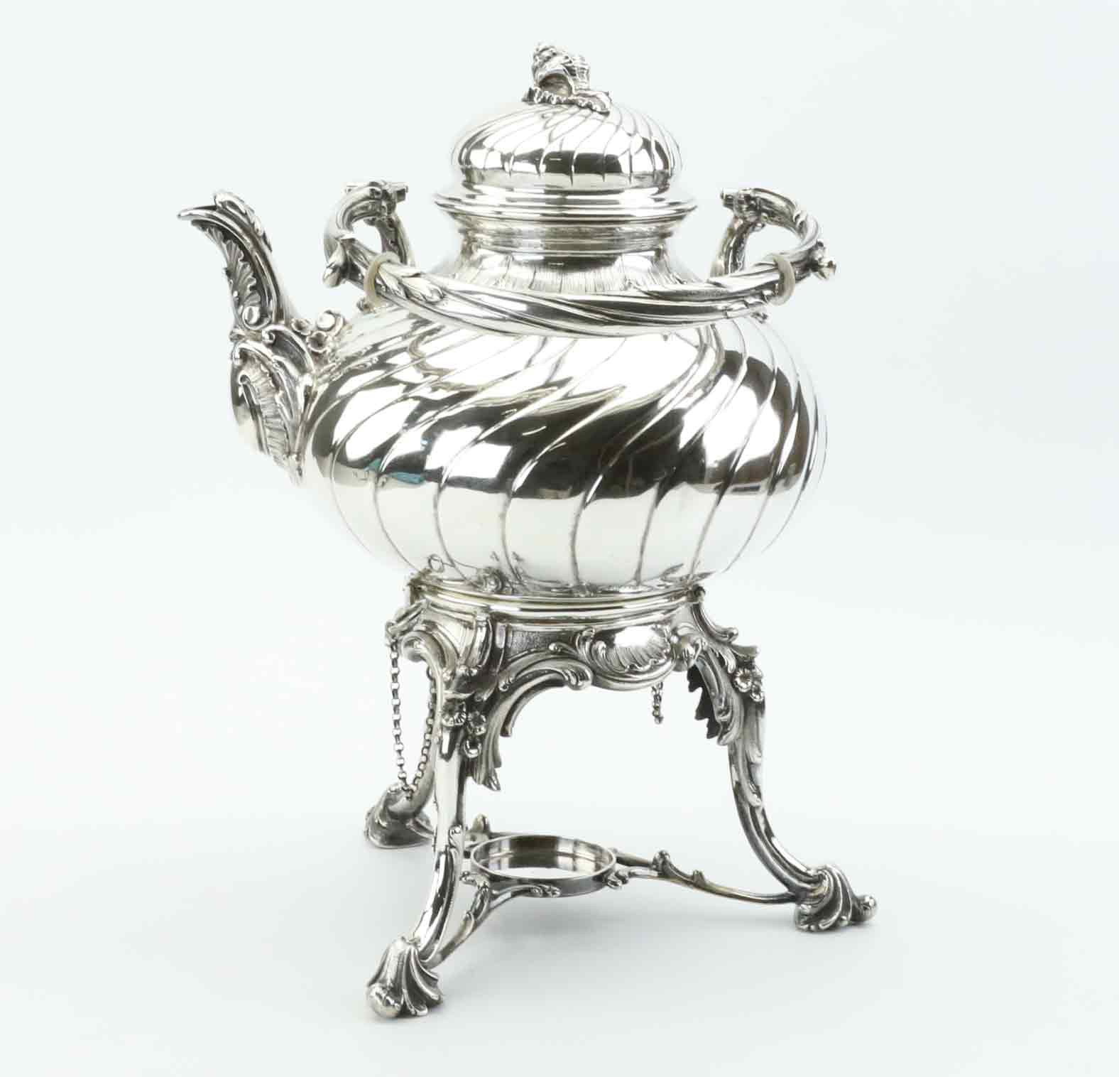 GUSTAF MÖLLENBORG. (Carl Teodor Feron), tekanna på rechaud, silver, Stockholm 1885.