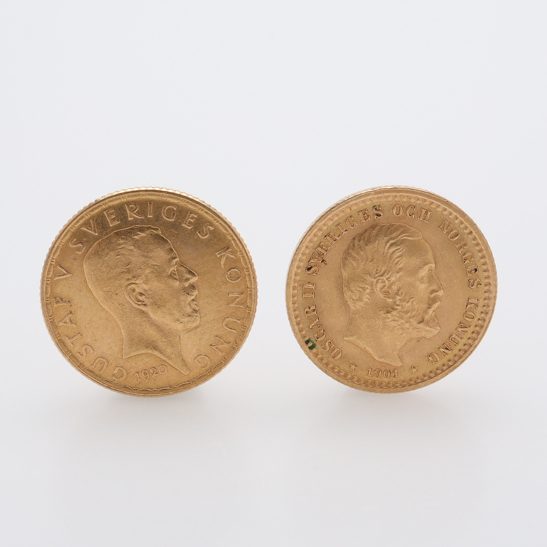 MYNT, 5-KRONOR TVÅ STYCKEN, 21,6K GULD, TOTAL VIKT CA 4,5 GRAM.