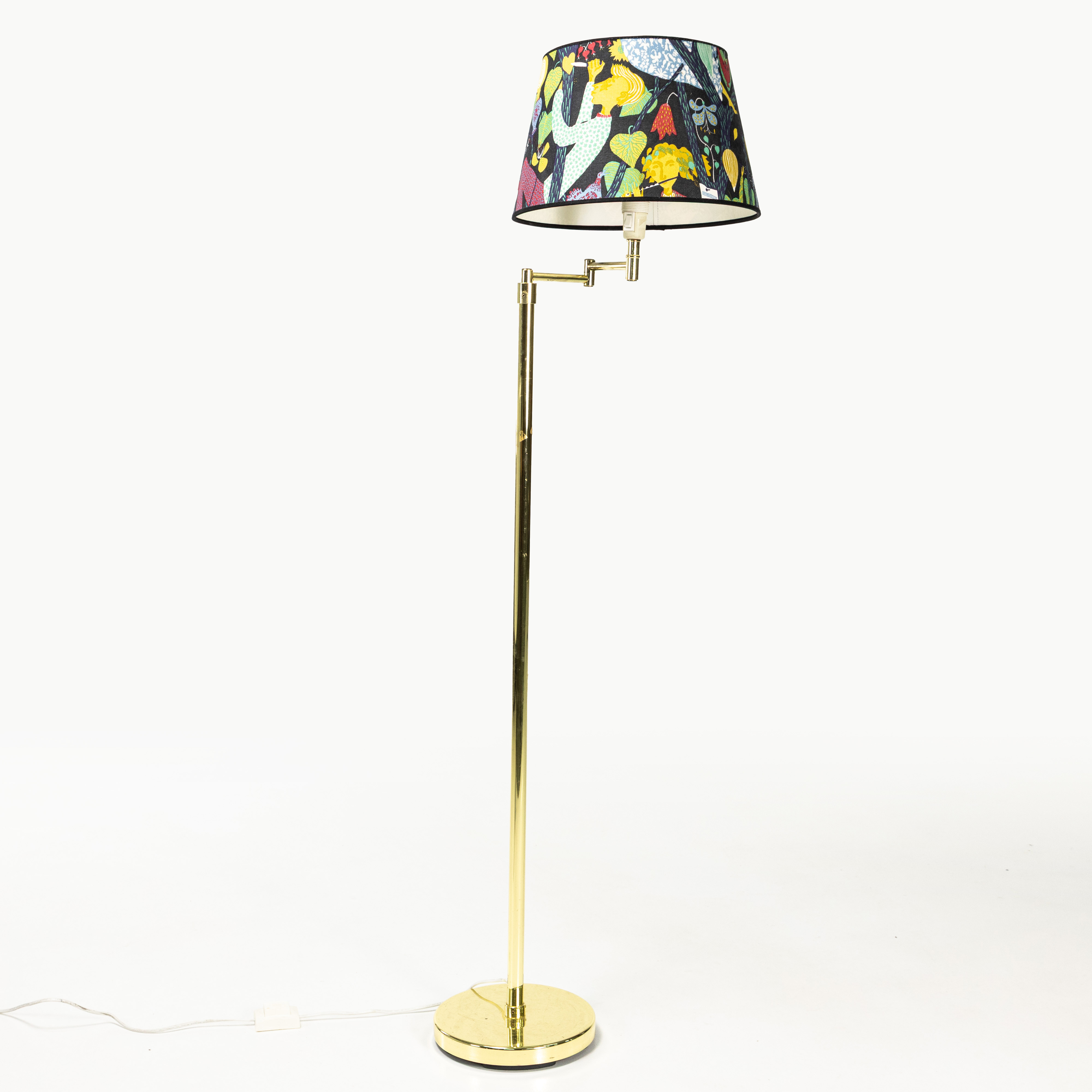 GOLVLAMPA. Gulmetall, IKEA, Stig Lindberg-skärm.