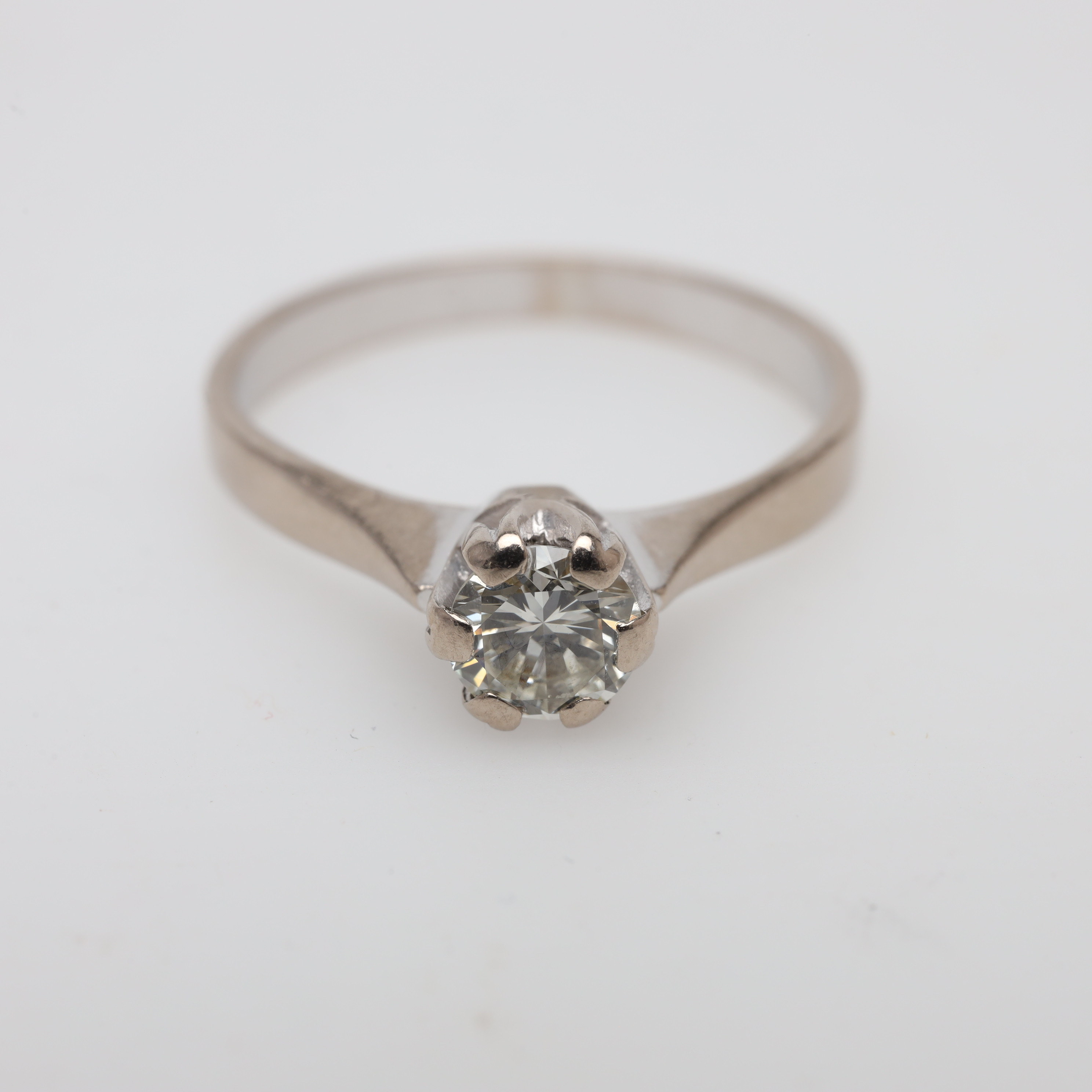 RING 18K, guld med diamant, bruttovikt ca 4,2 gram.