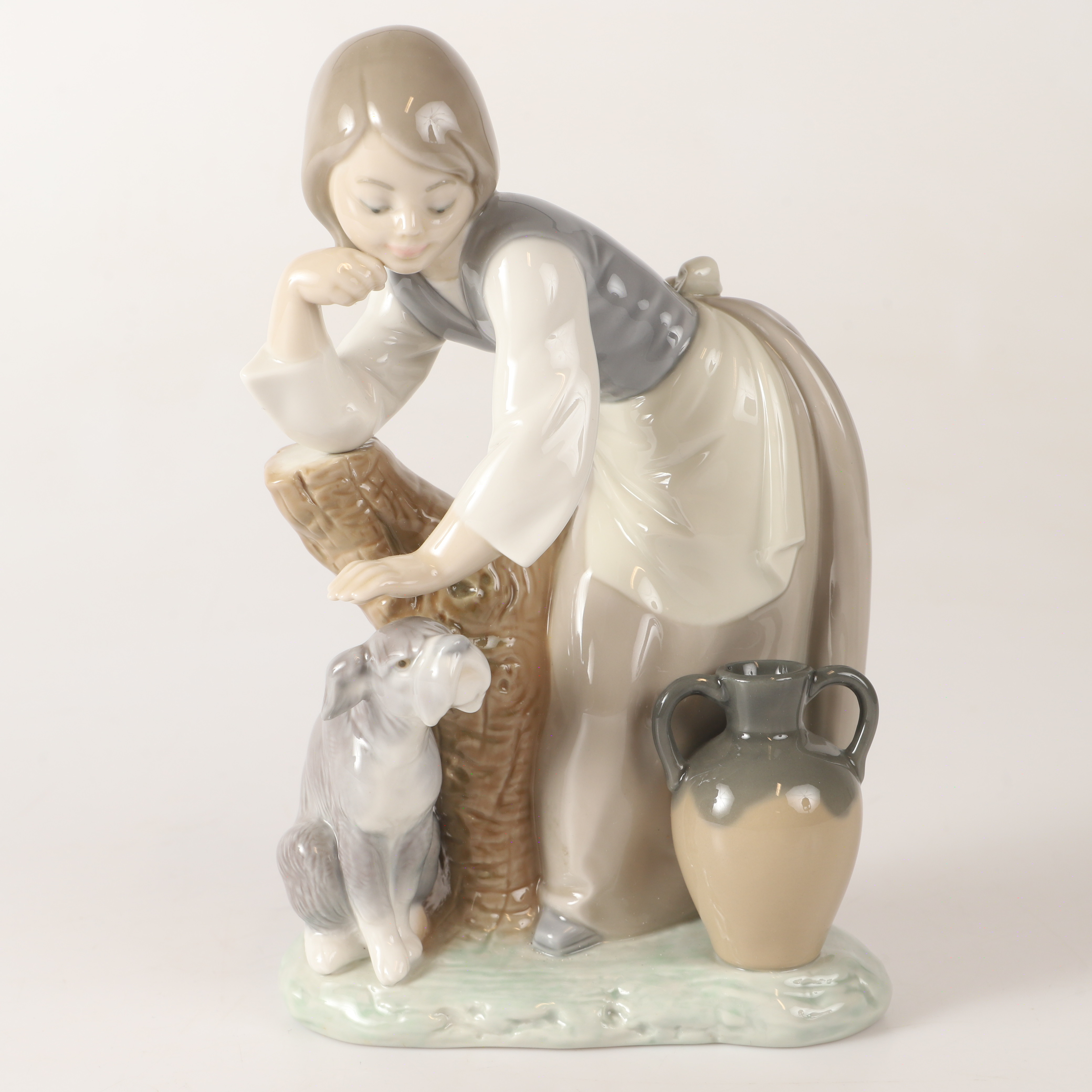 FIGURIN, flicka med hund, porslin, Lladro, Spanien.