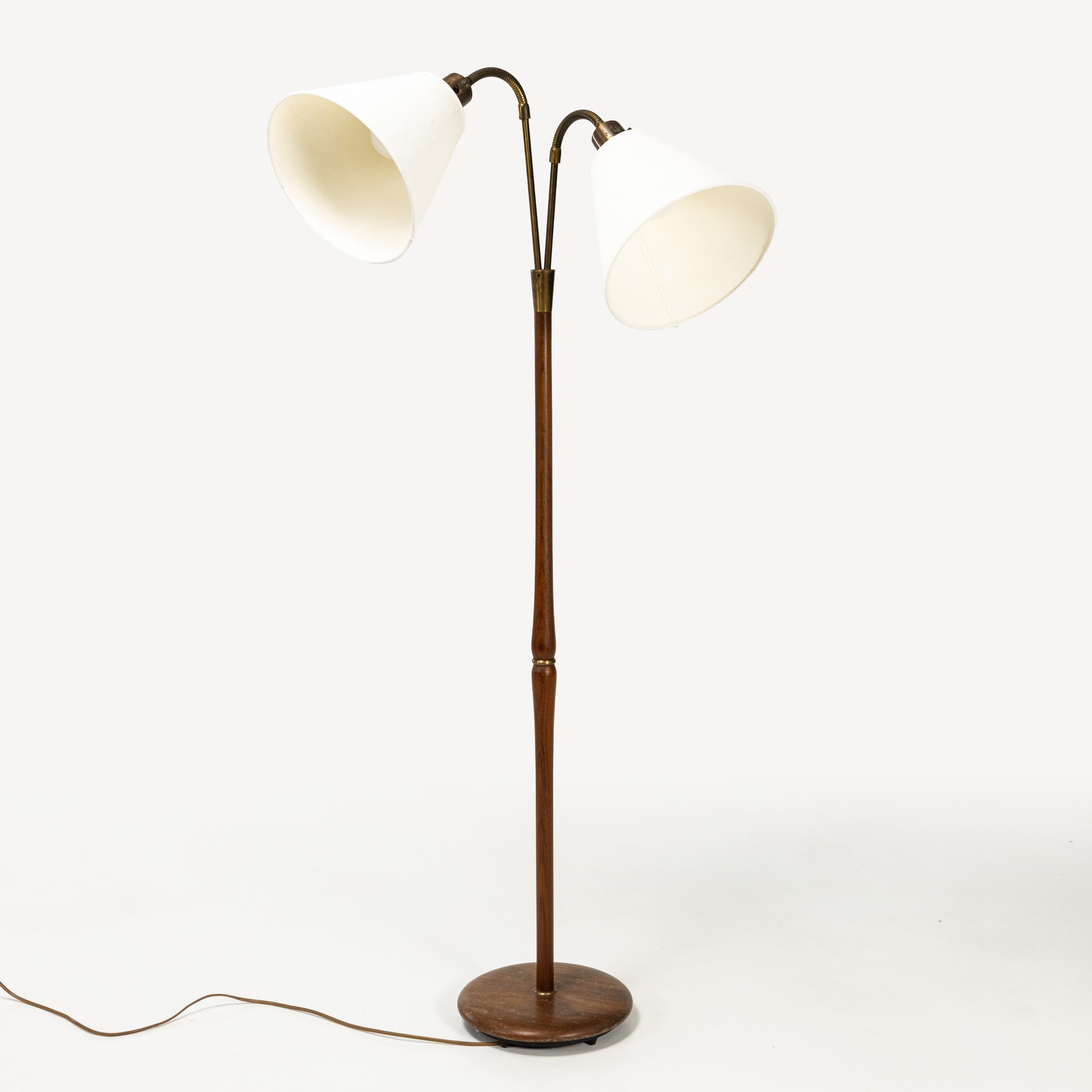 GOLVLAMPA. Teak, tvåarmad, 60-tal, NAF.