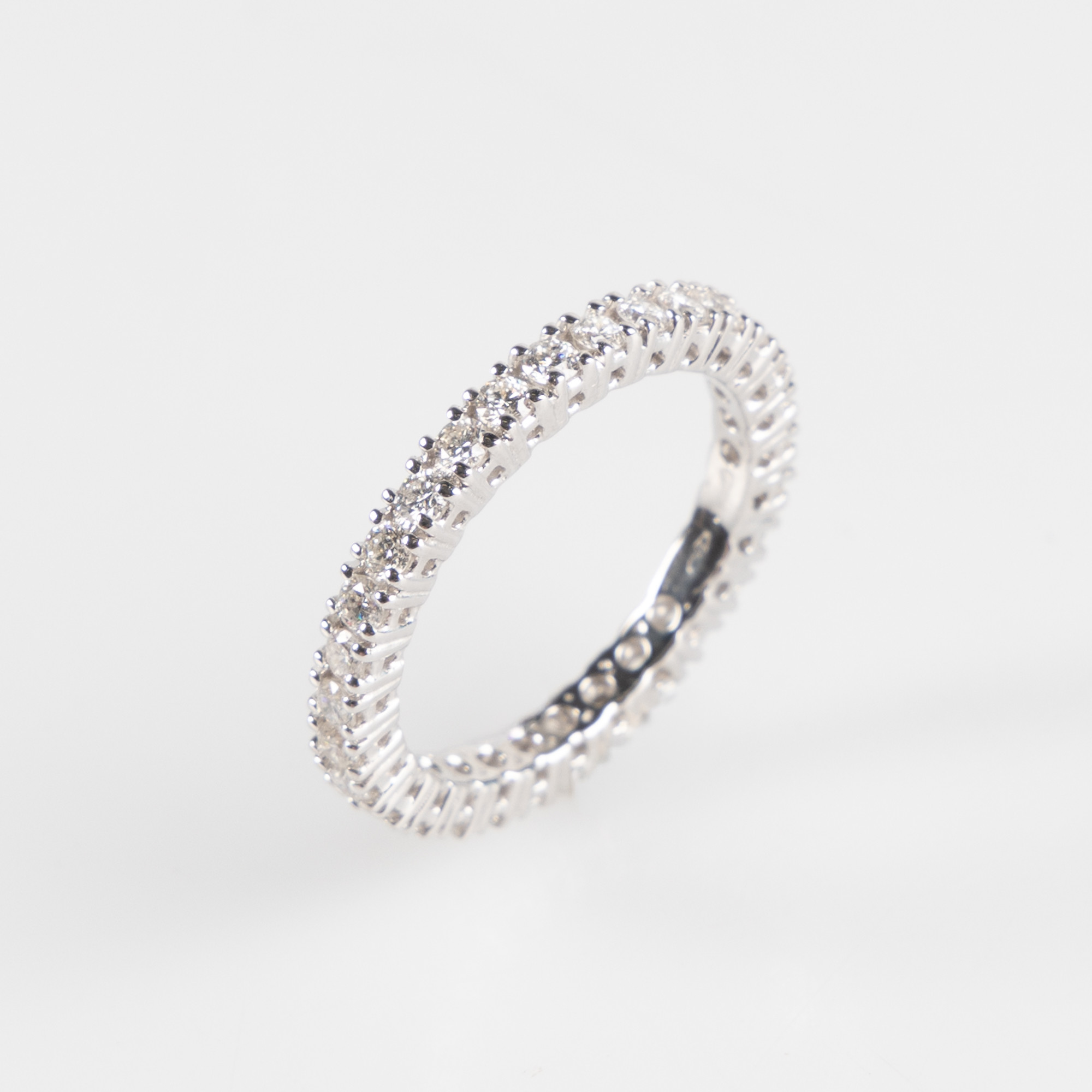 RING, 18K vitguld med briljantslipade diamanter, totalt 1.03 ct.
