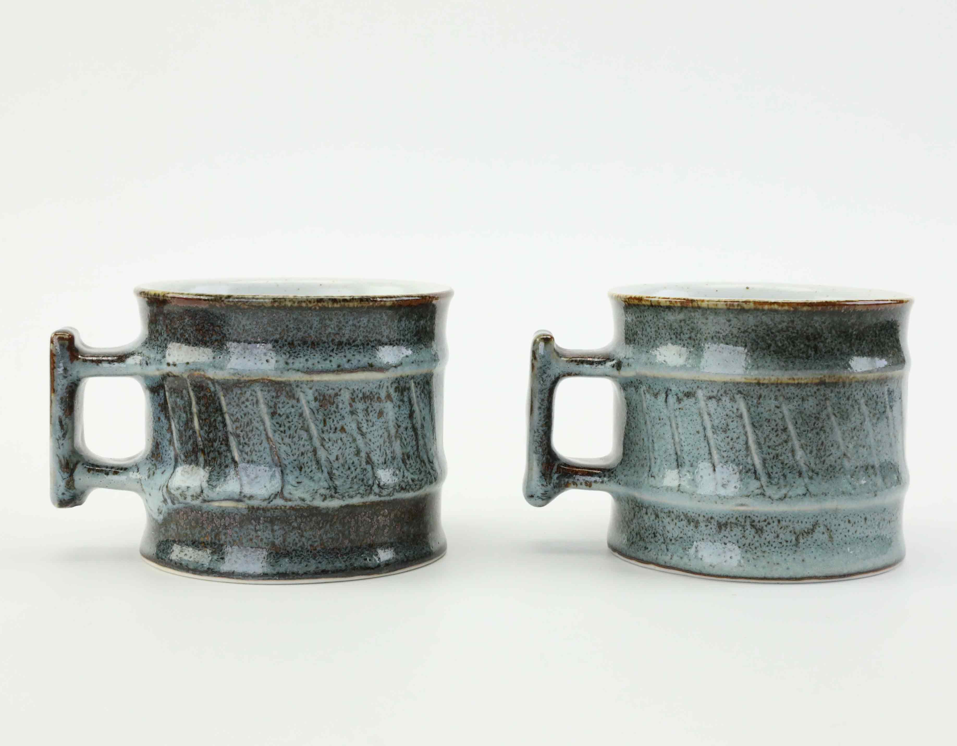 OIDENTIFIERAD KONSTNÄR. kaffekoppar, ett par, signerade med Studiohanden, Gustavsberg, stengods, otydlig signatur, 1960/70-tal.