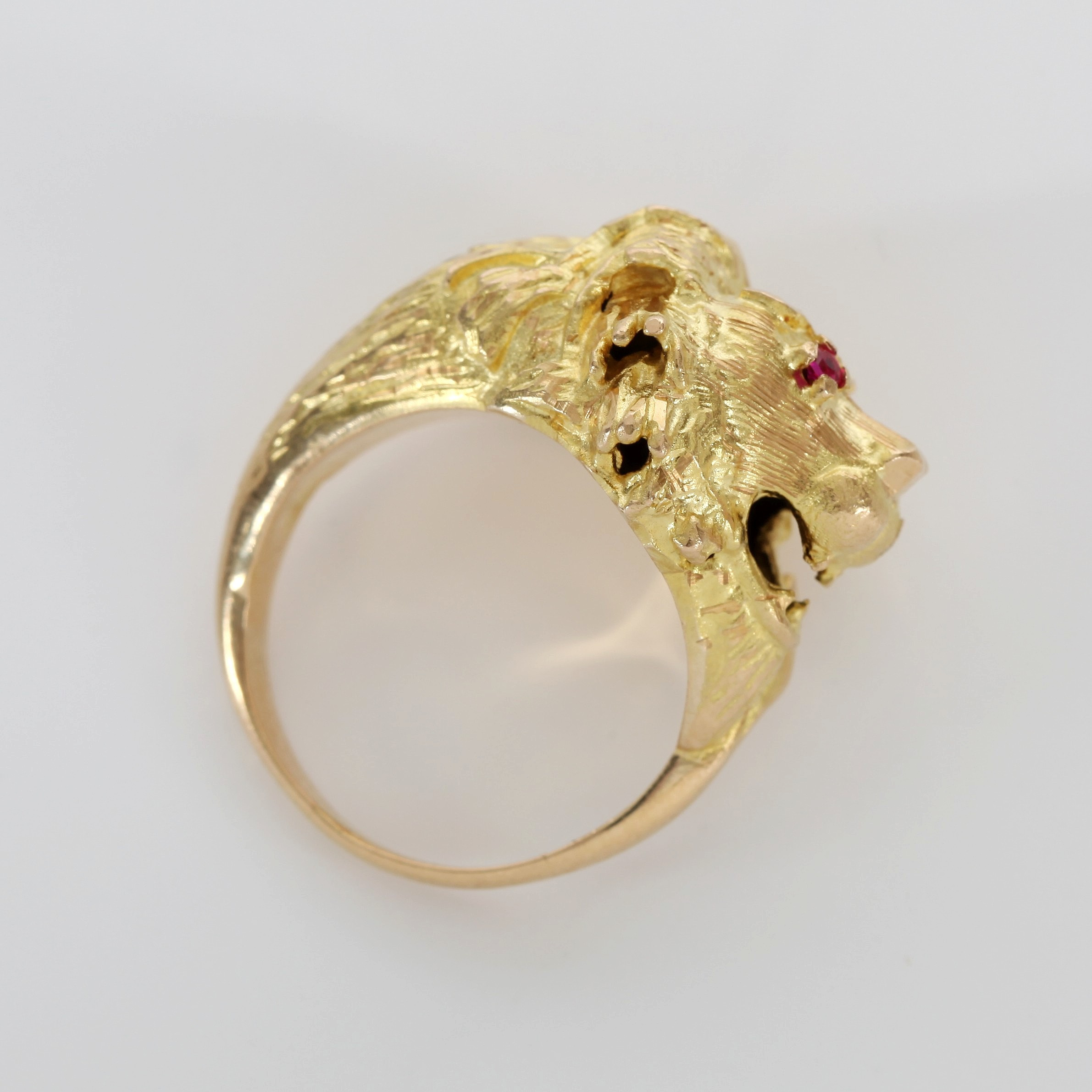 LEJONRING MED SAFIRER, 18K guld.