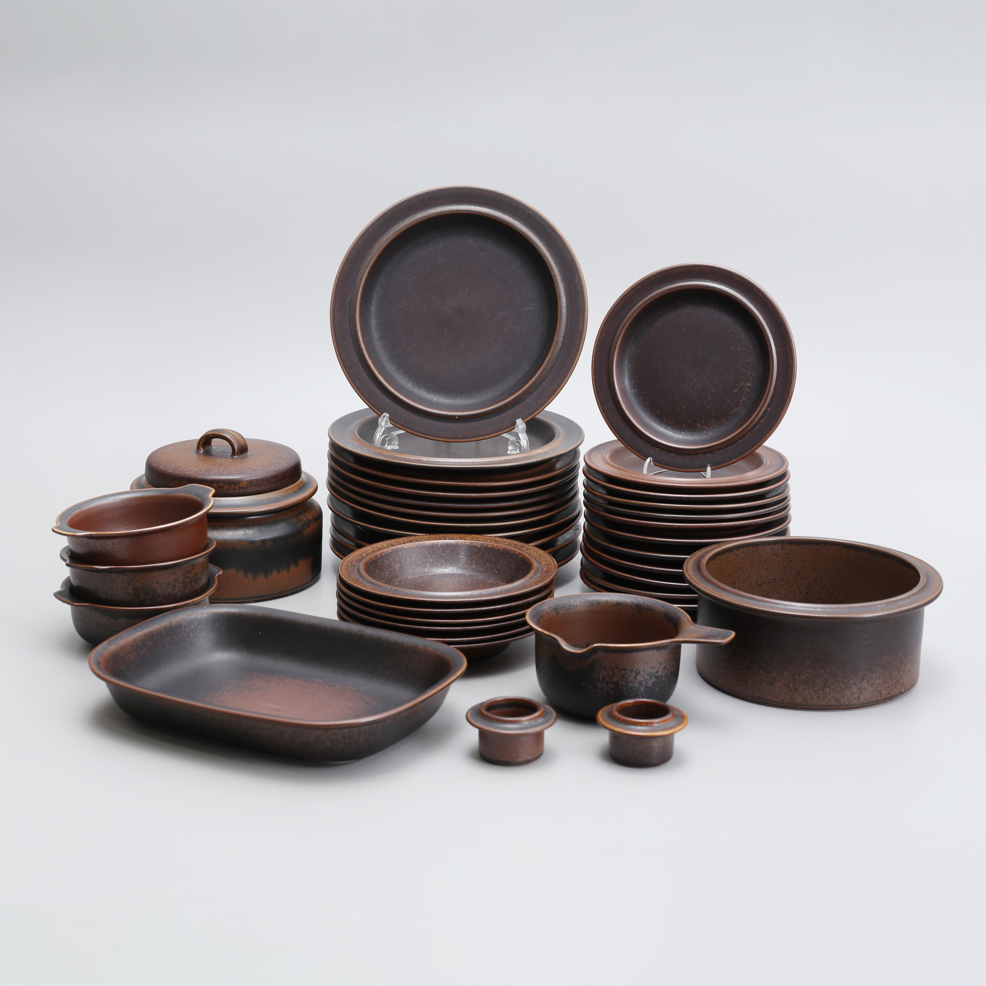 MATSERVIS, 38 delar, "Ruska", stengods, Ulla Procopé, Arabia, Finland, 1960-1999.