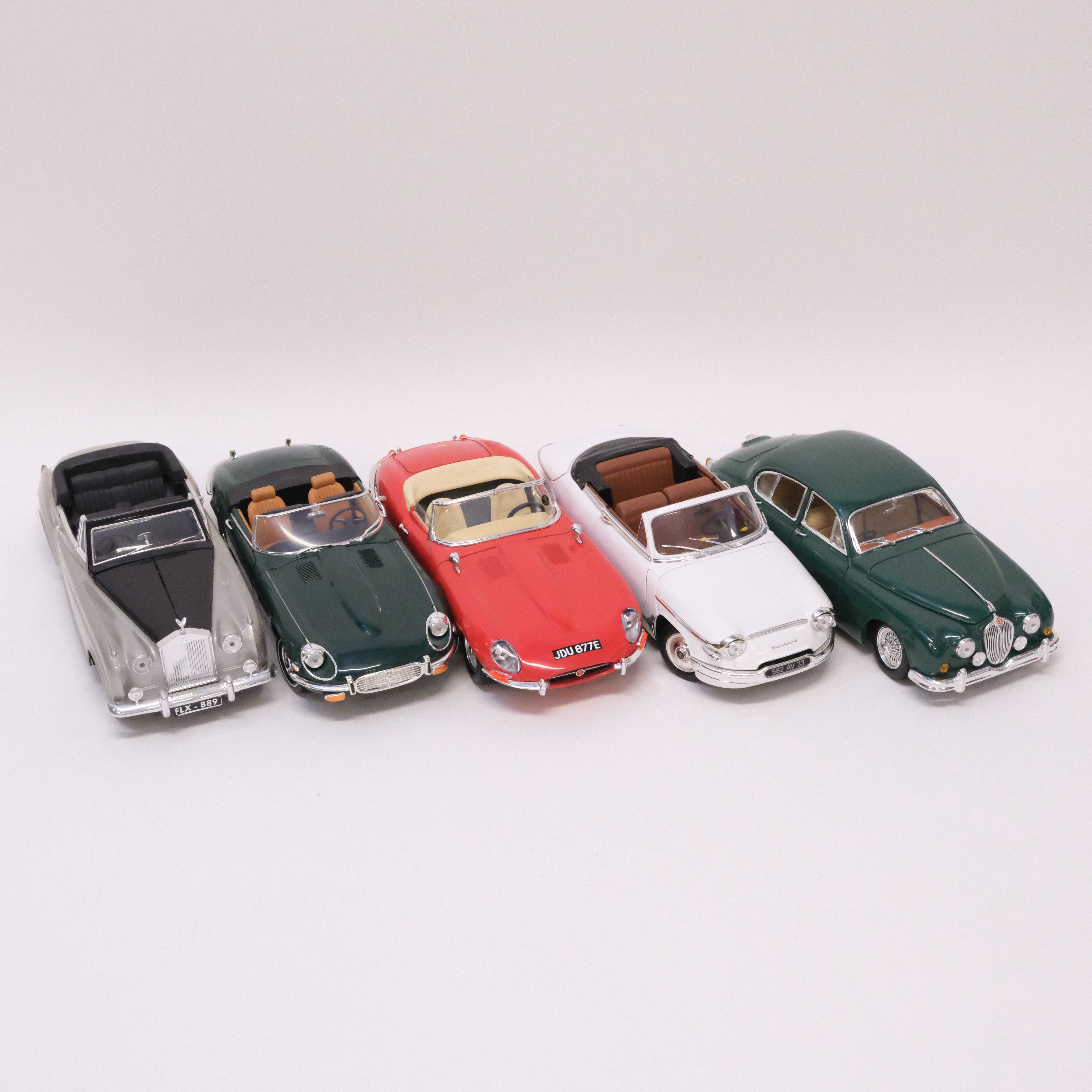 FEM MODELLBILAR. ROAD SIGNATURE MODELS, BBURAGO, MAISTO, SOLIDO. SKALA 1:18.