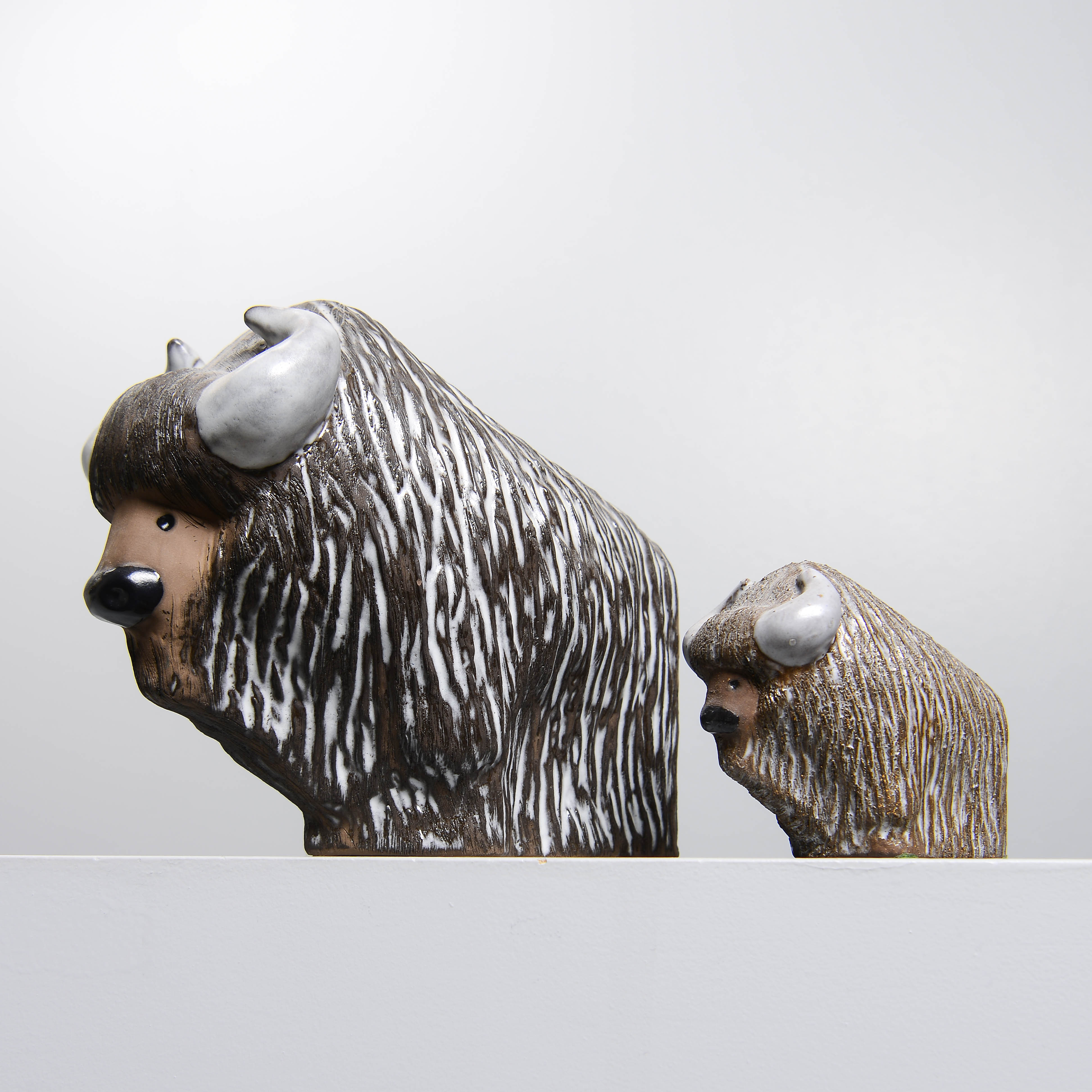 GÖRAN ANDERSSON. Figuriner, "Bisonoxe", 2 st, Upsala-Ekeby, 1963-73.