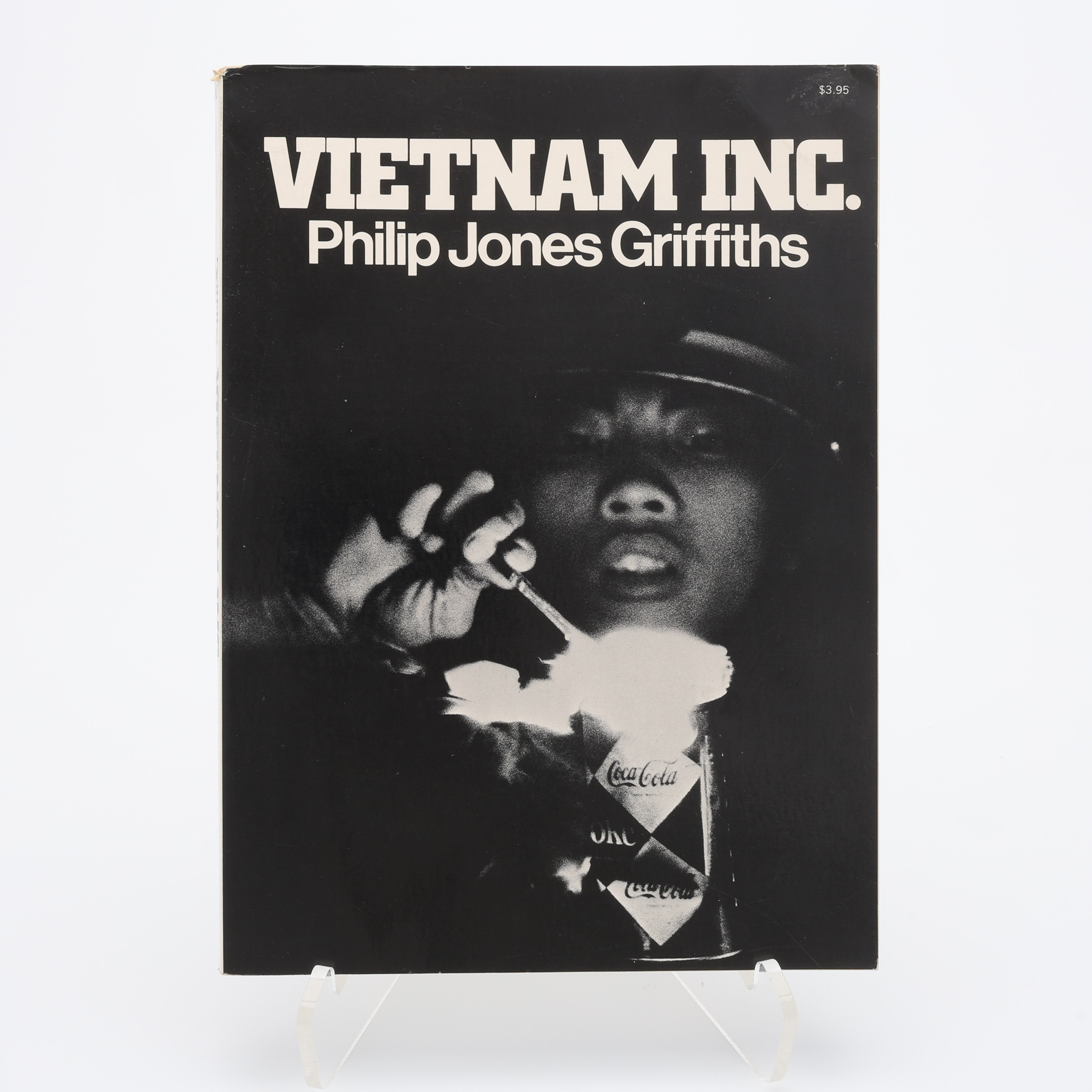 FOTO. DEN WALESISKE FOTOGRAFEN PHILIP JONES GRIFFITHS "VIETNAM INC." I FÖRSTA UPPLAGAN, 1971.
