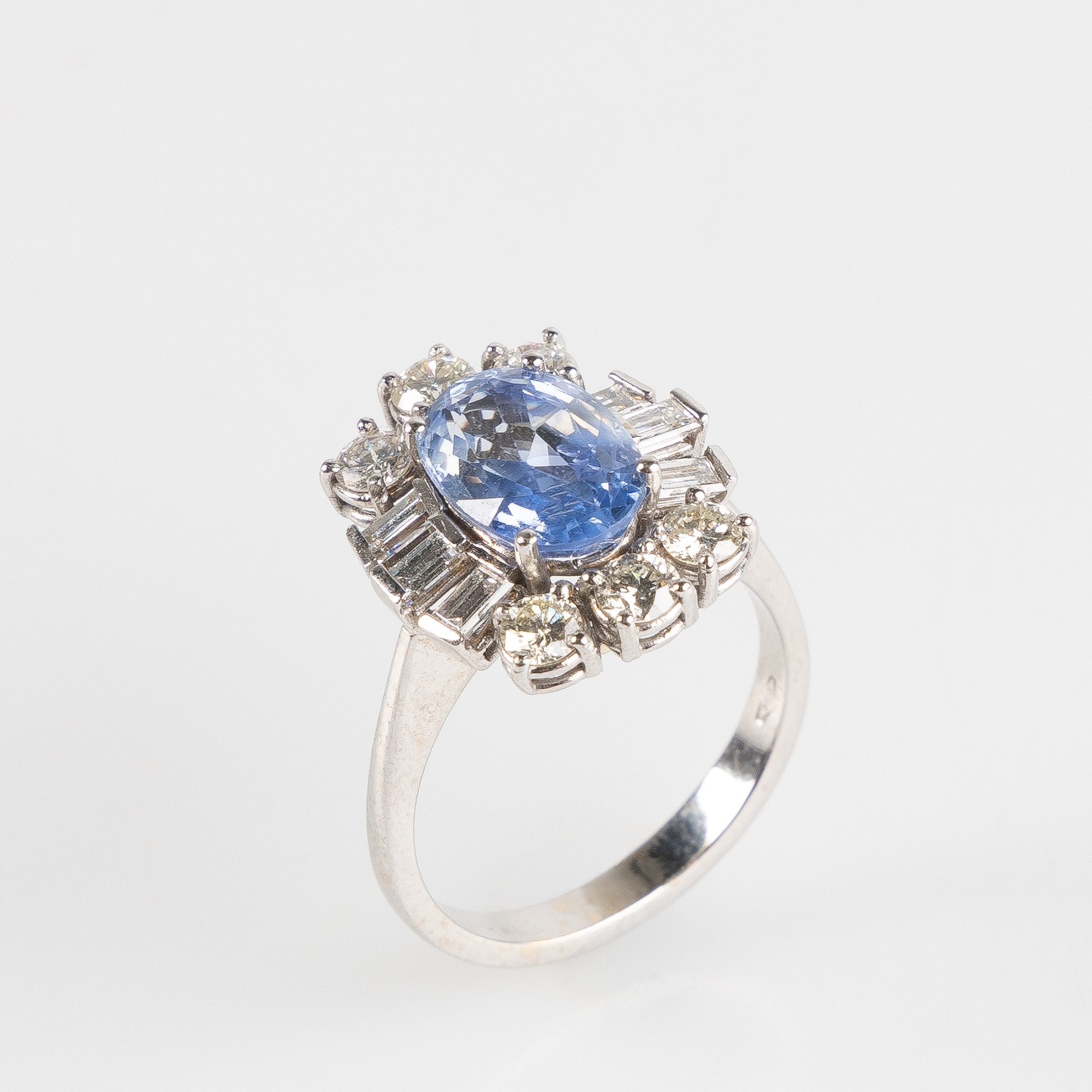 RING, 18K vitguld med ovalslipad safir ca 4.0 ct samt briljant- och baguetteslipade diamanter.