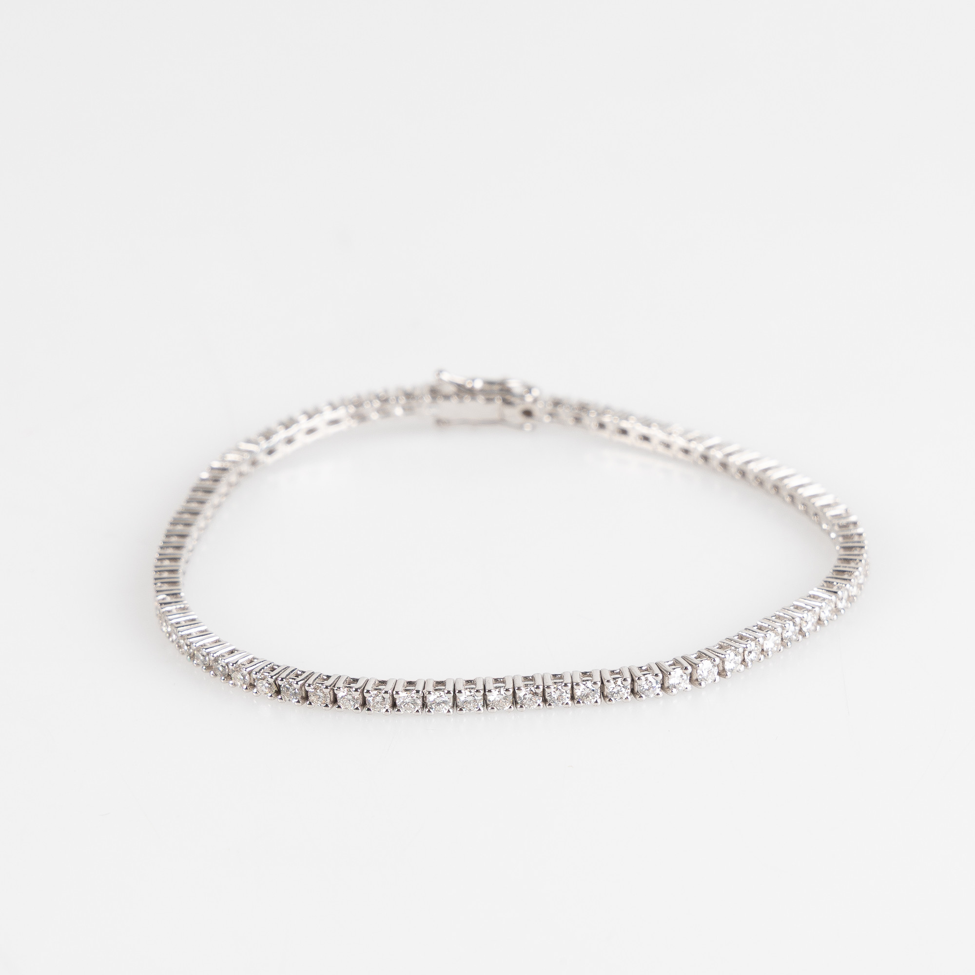 ARMBAND, sk tennisarmband, 18K vitguld med briljantslipade diamanter, totalt 2.25 ct.