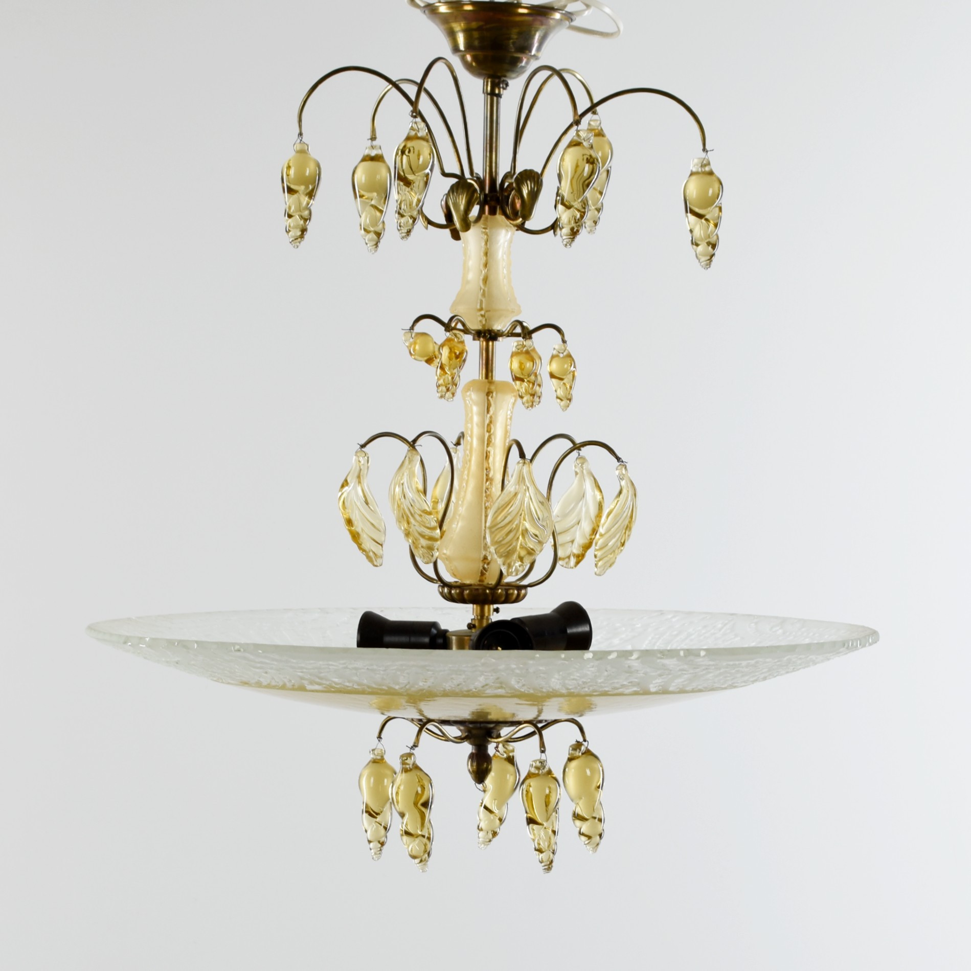 TAKLAMPA MED PRISMOR, Snäck- och Bladformad Dekor. 1930-1940-tal.