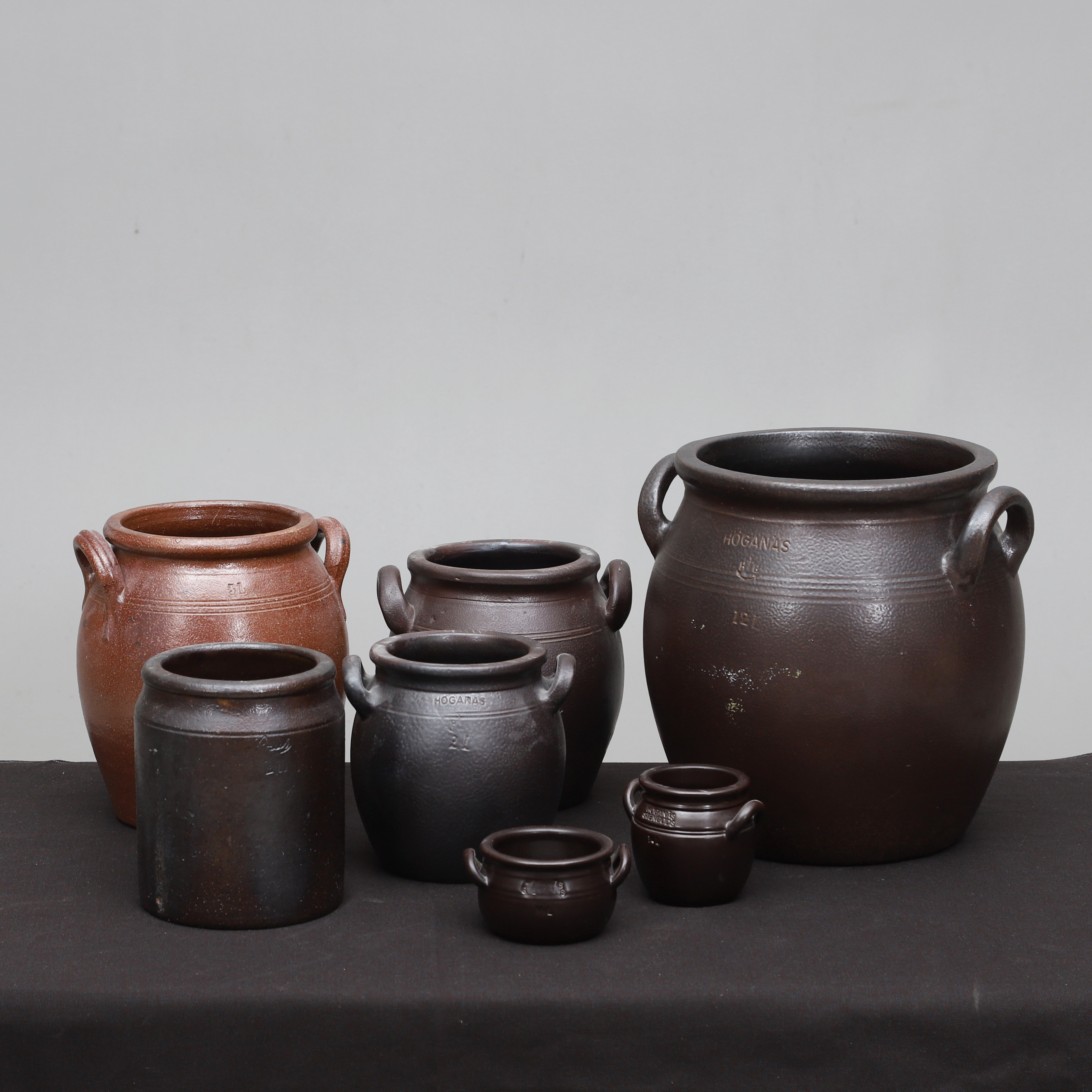 KRUS, 7 st, salt glaserat stengods, främst Höganäs, 1900-tal, parti.