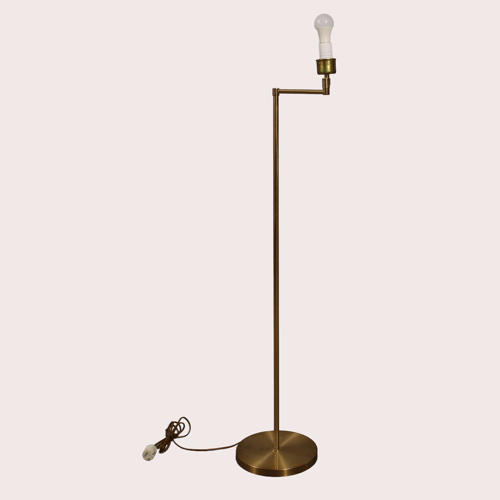 GOLVLAMPA, gulmetall, etikettmärkt Tibro.