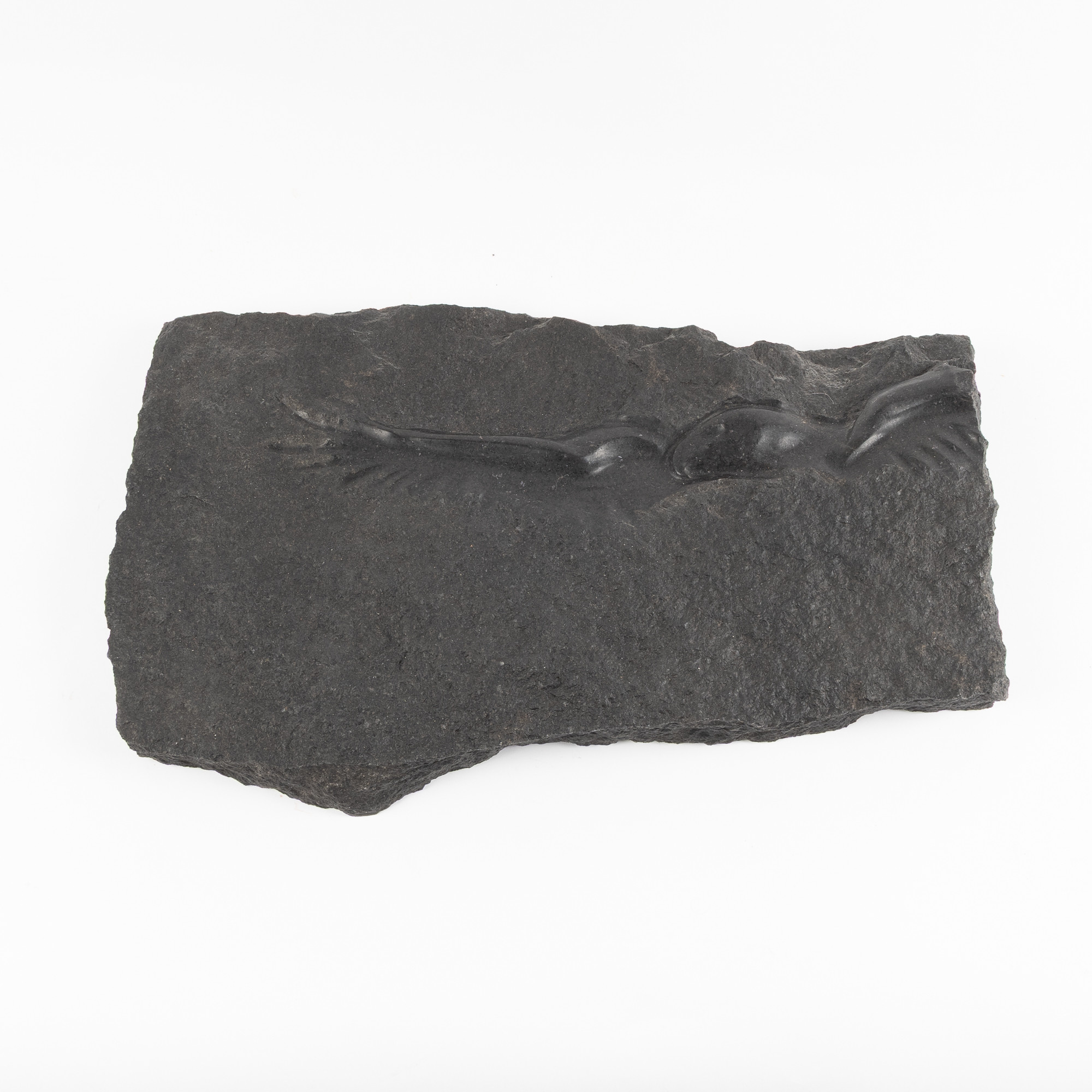 VÄGGSKULPTUR. diabas, 1900-tal.