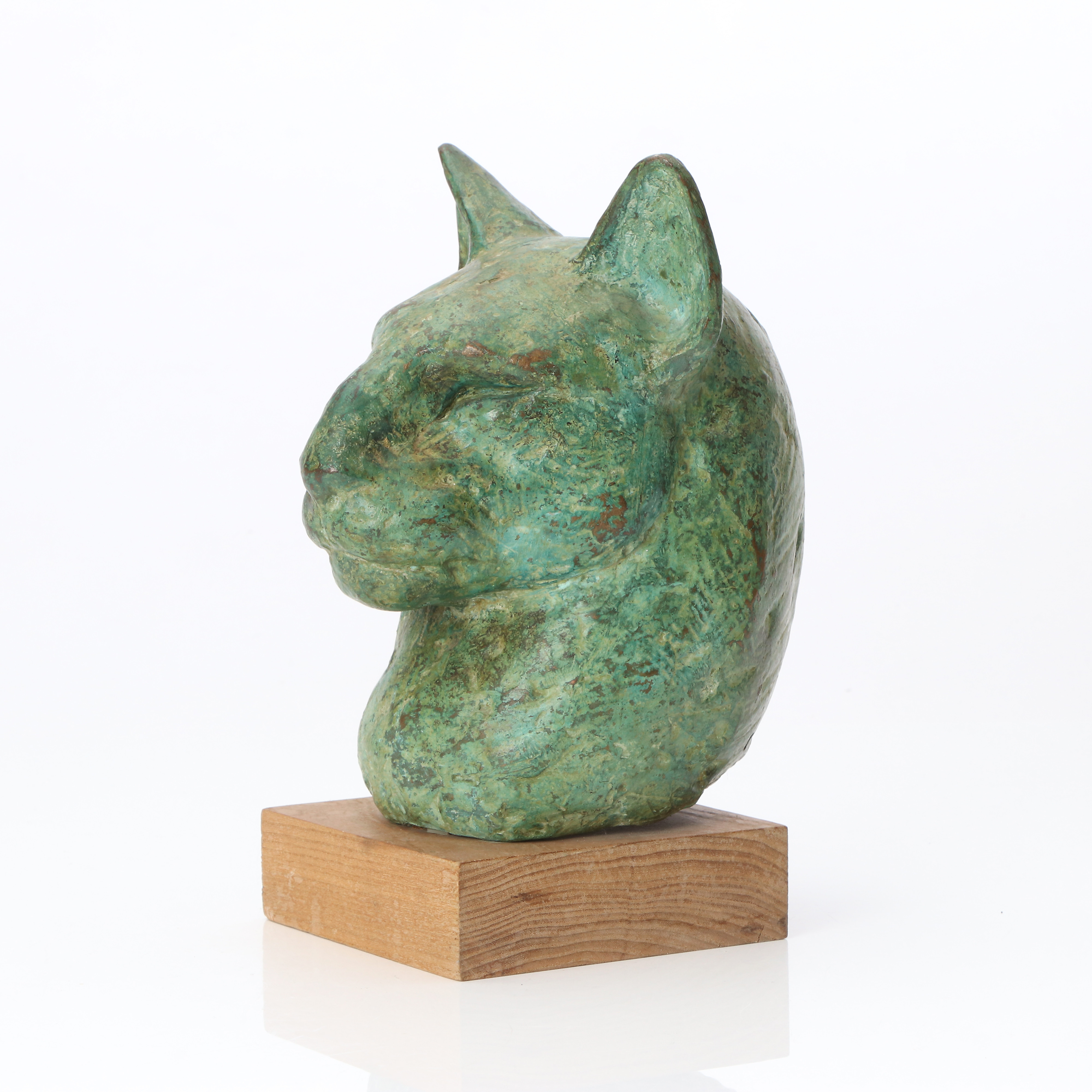 LENA CEDERGREN. SKULPTUR. Patinerad brons på träsockel. Kattdjur. Signerad.