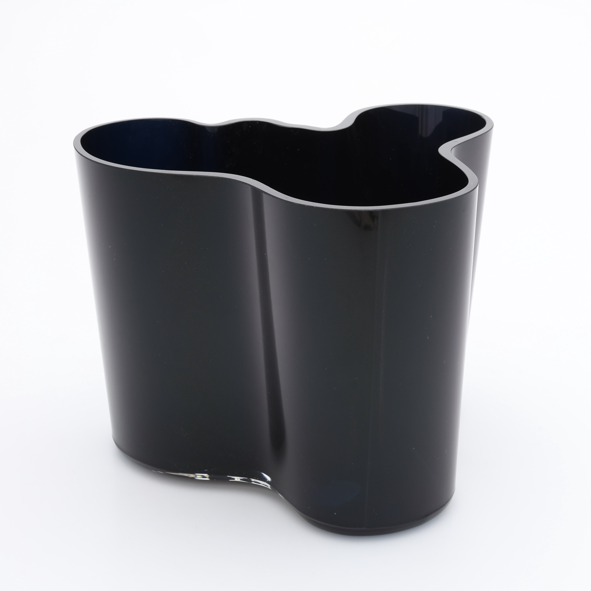 ALVAR AALTO. "SAVOY", vas, mörkblått glas.