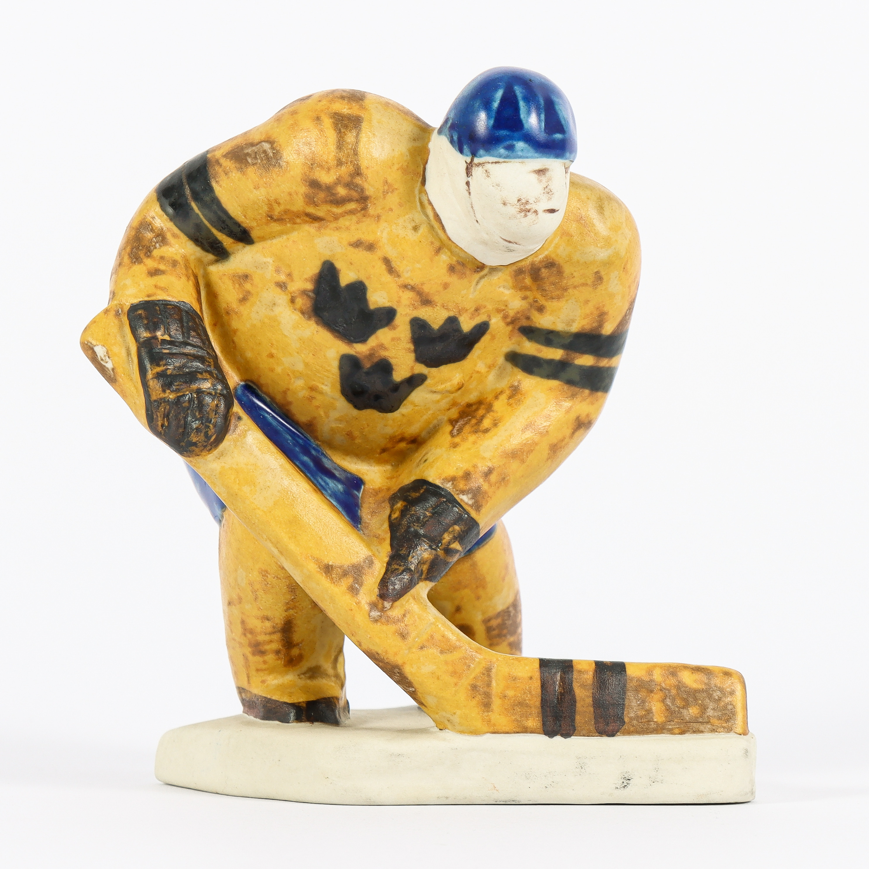LISA LARSON. Figurin ur serien "Ishockeyspelare", stengods, Gustavsberg.