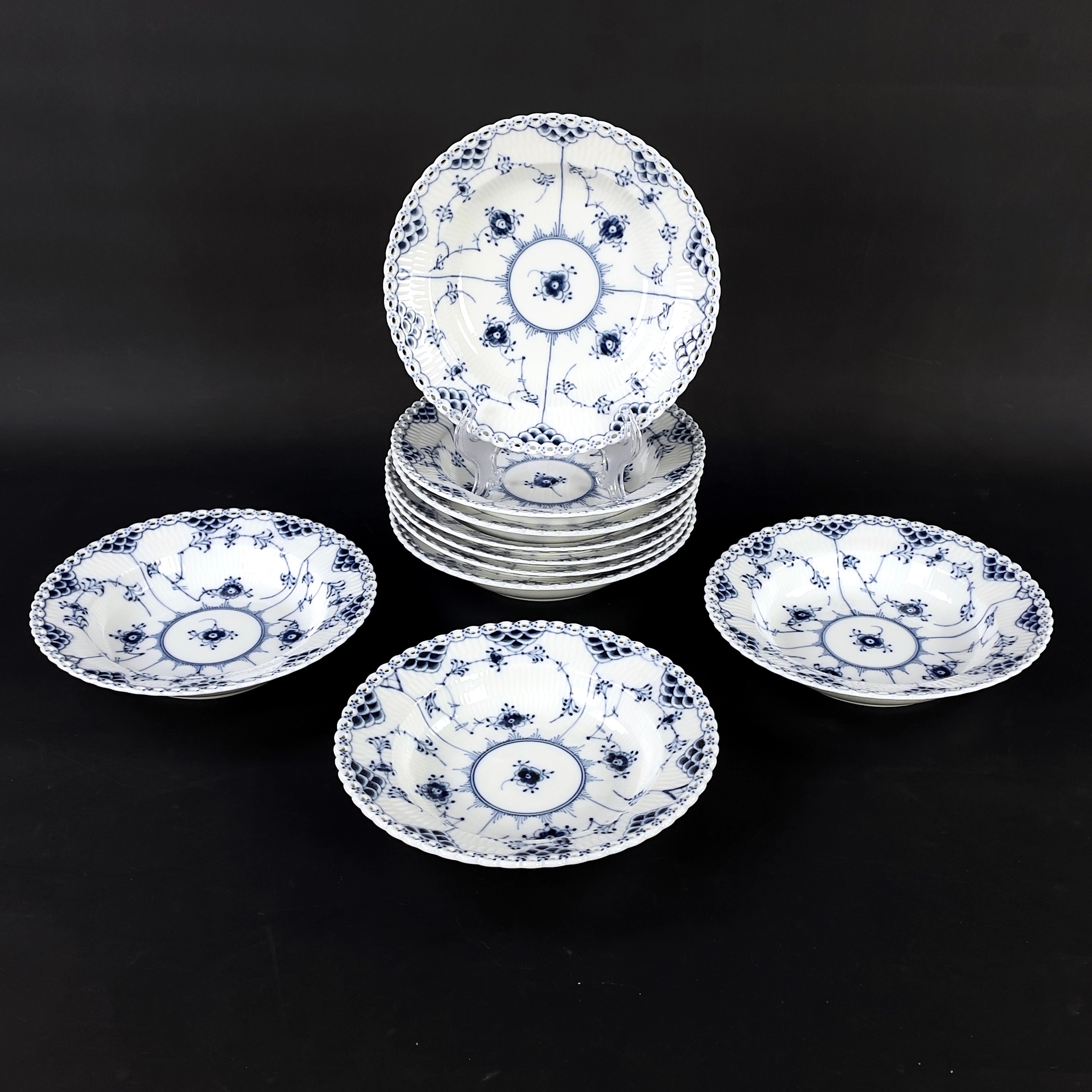 DJUPA TALLRIKAR, "Musselmalet", 10 st, nr 1085, helblond, Royal Copenhagen, Danmark. Första sortering.