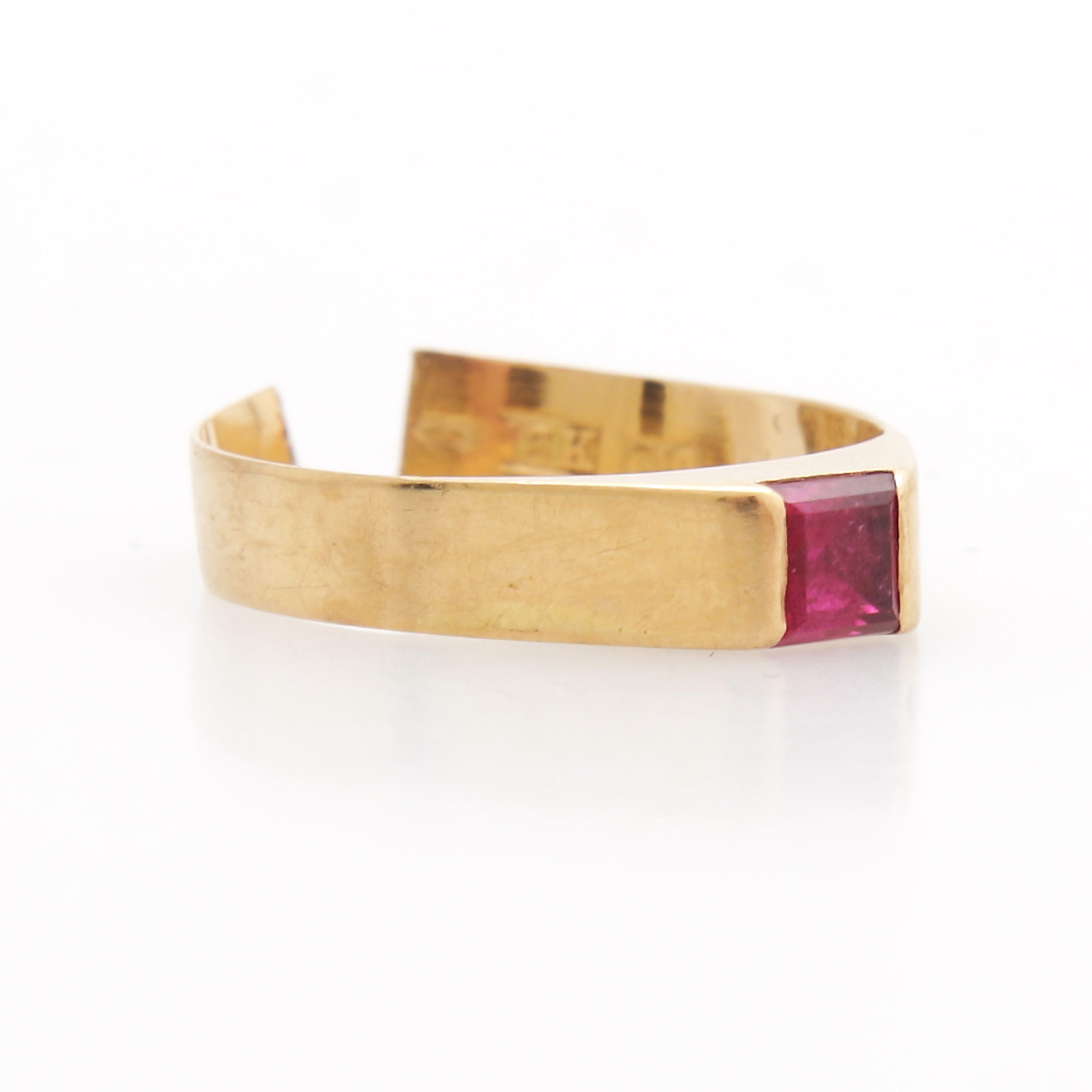 RING MED RÖD STEN, guld 18K, 1977, totalvikt 1,51 gram.