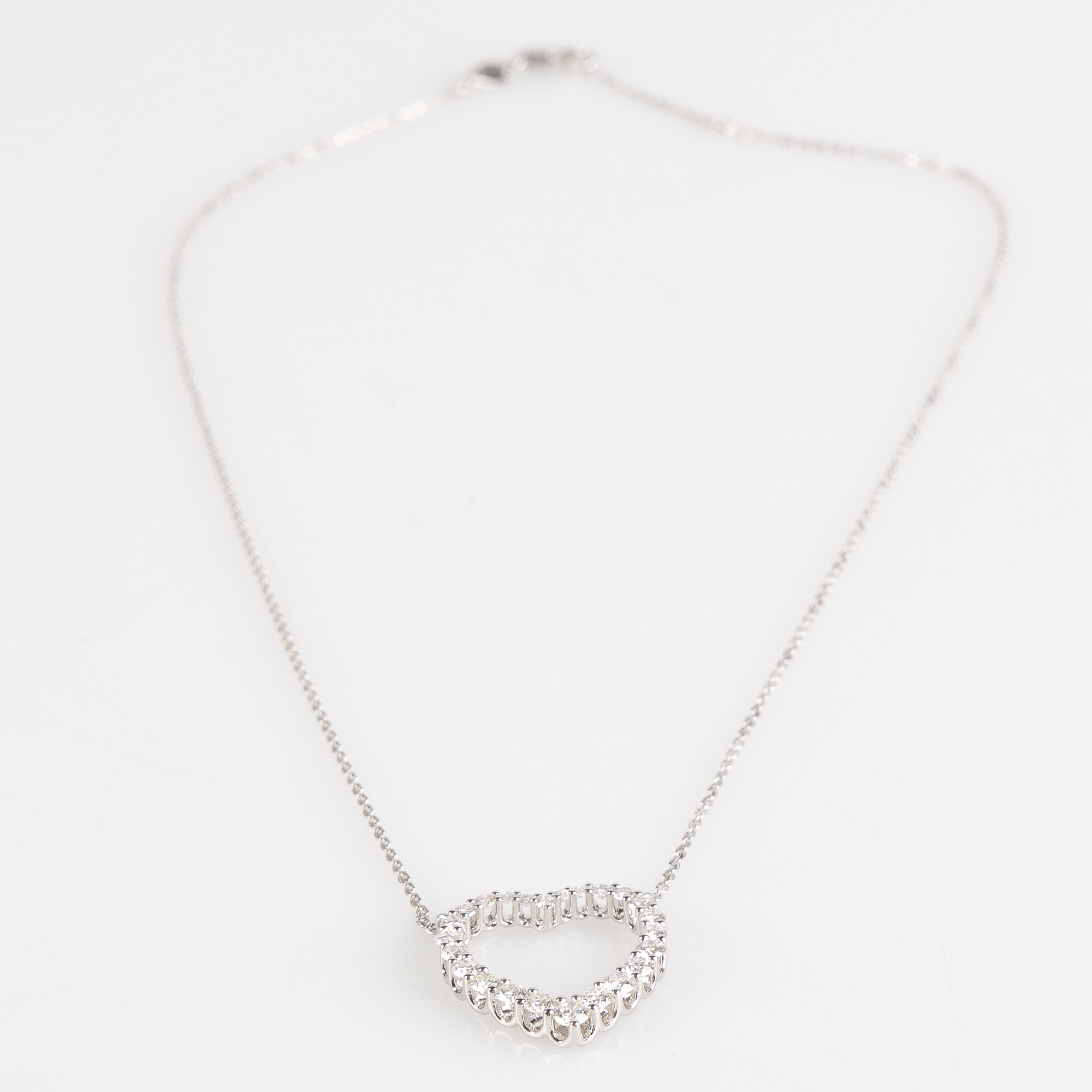 COLLIER, 18K vitguld med briljantslipade diamanter, totalt 1.11 ct.
