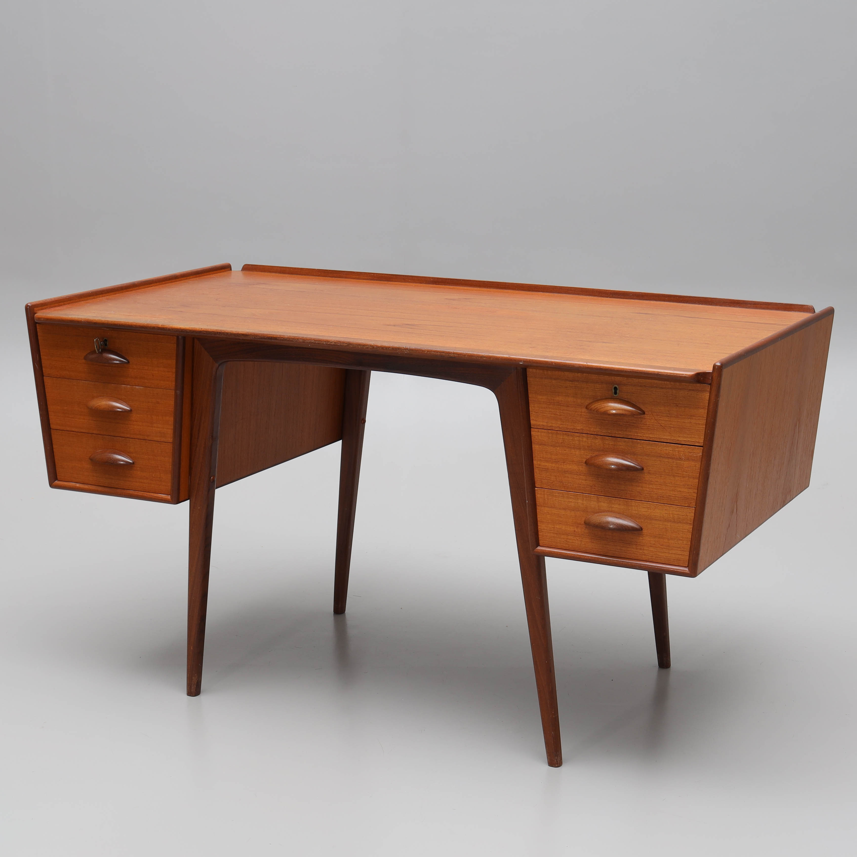 SVANTE SKOGH. Skrivbord, teak/teakfanér, "Uddebo", Möbelfabriken Balder, Vaggeryd, 1950/60-tal.