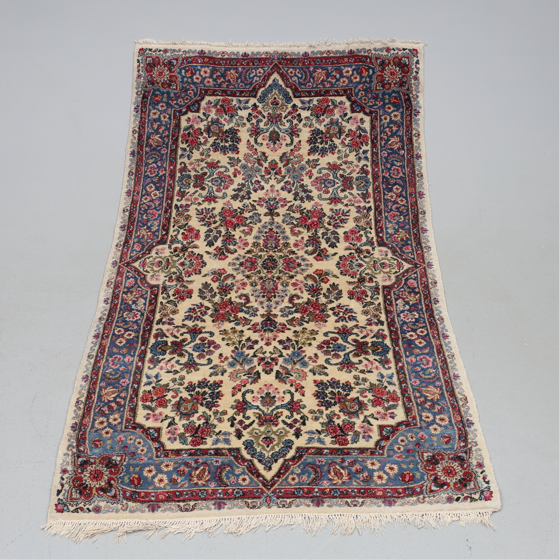 MATTA. Orientalisk, handknuten, Kerman, 216 x 122 cm.
