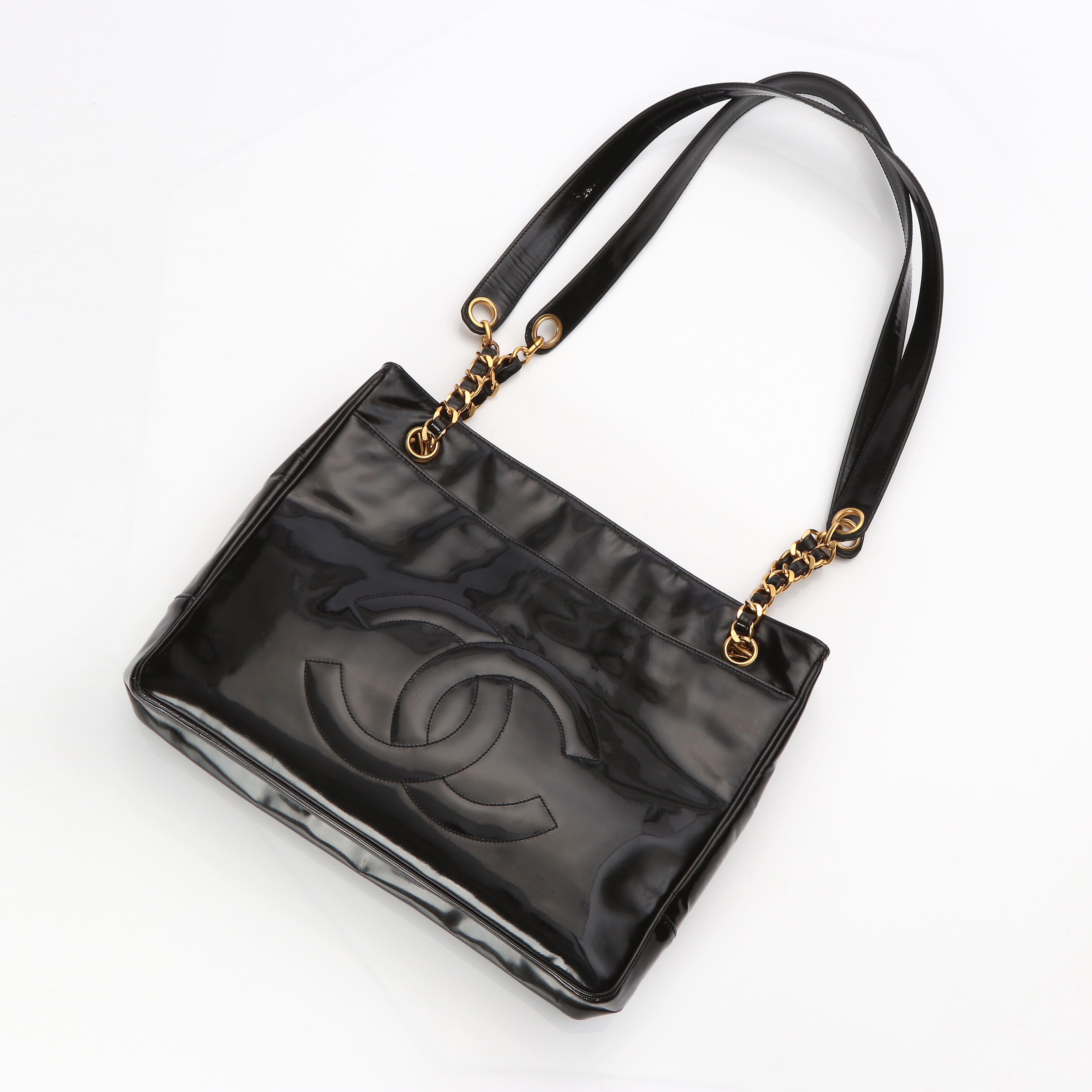 CHANEL, BLACK PATENT CC CHAIN TOTE. Svart s.k. Patent leather med guldfärgade länkar och beslag, 1990-tal.