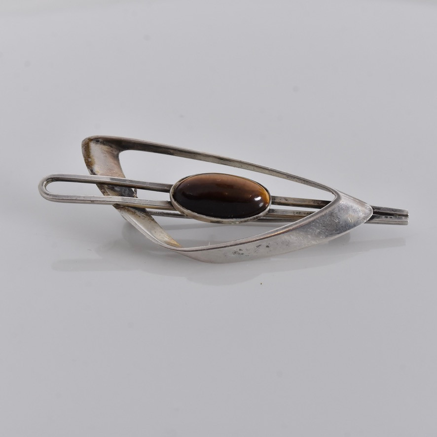 KORDES & LICHTENFELS. BROSCH, silver med cabochonslipad tigeröga.
