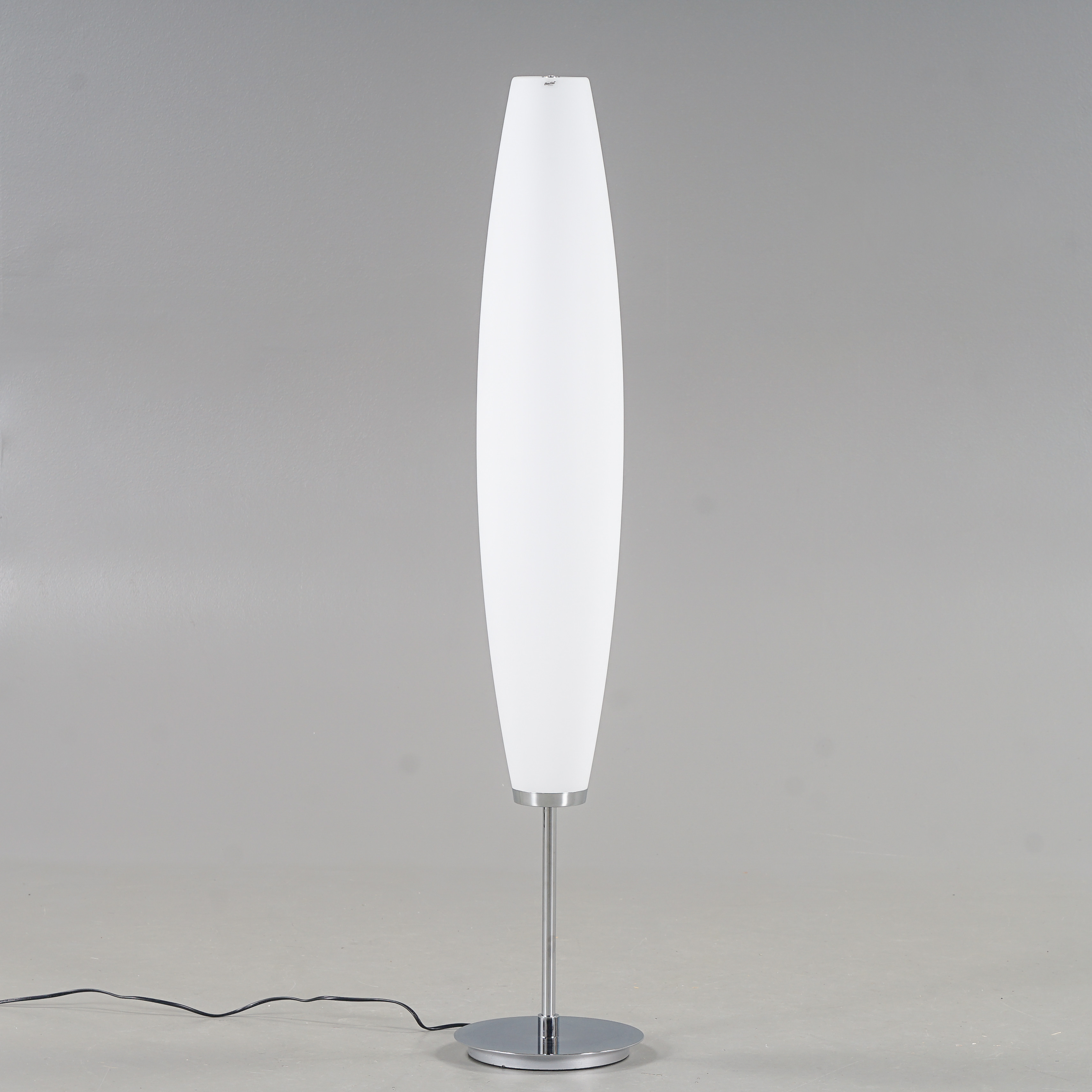 GOLVLAMPA "Zenta" Vitt opalglas och kromat stål, Herstal, Samtida tillverkning.