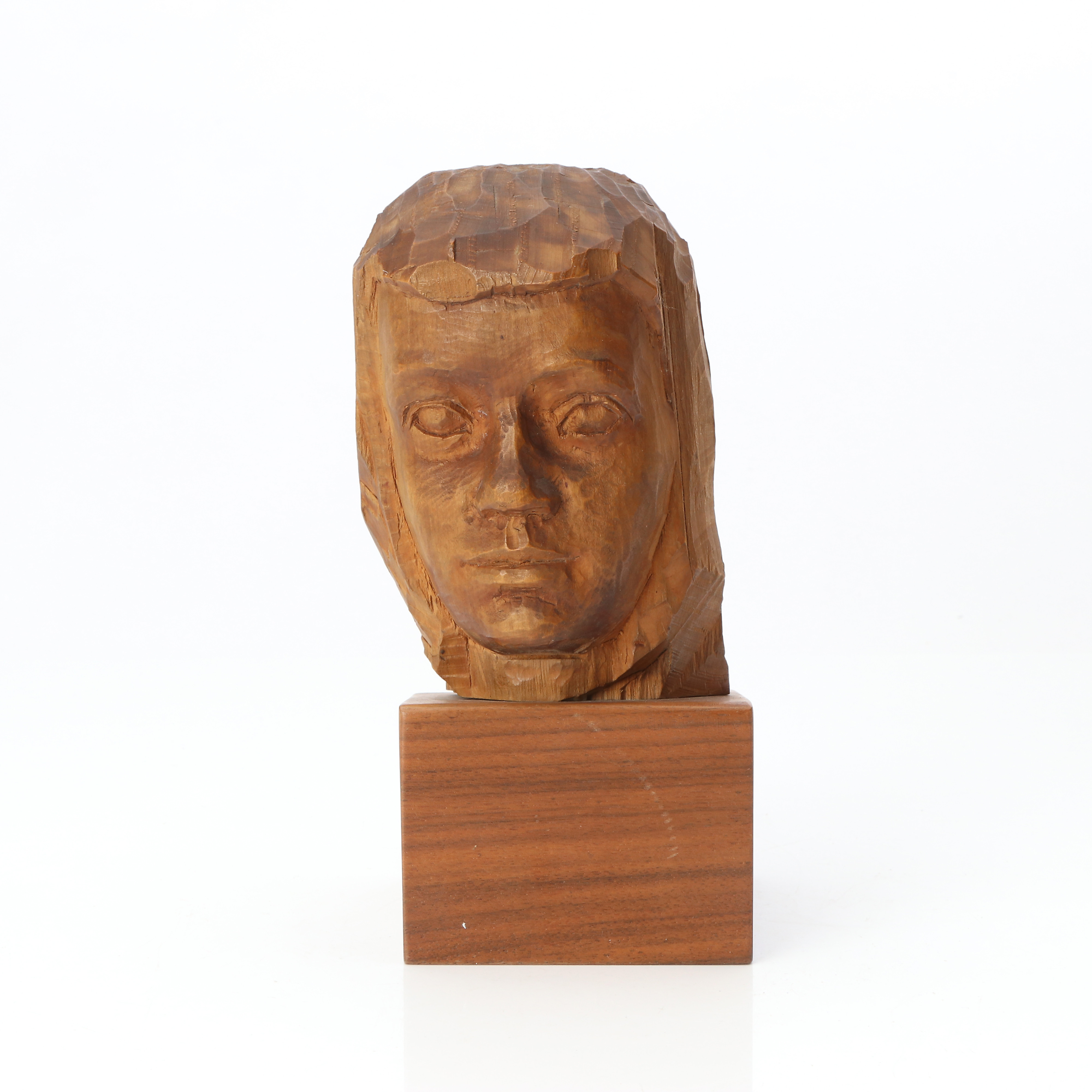 AXEL OLSSON. SKULPTUR. Skuret trä. Flickhuvud. Signerad.